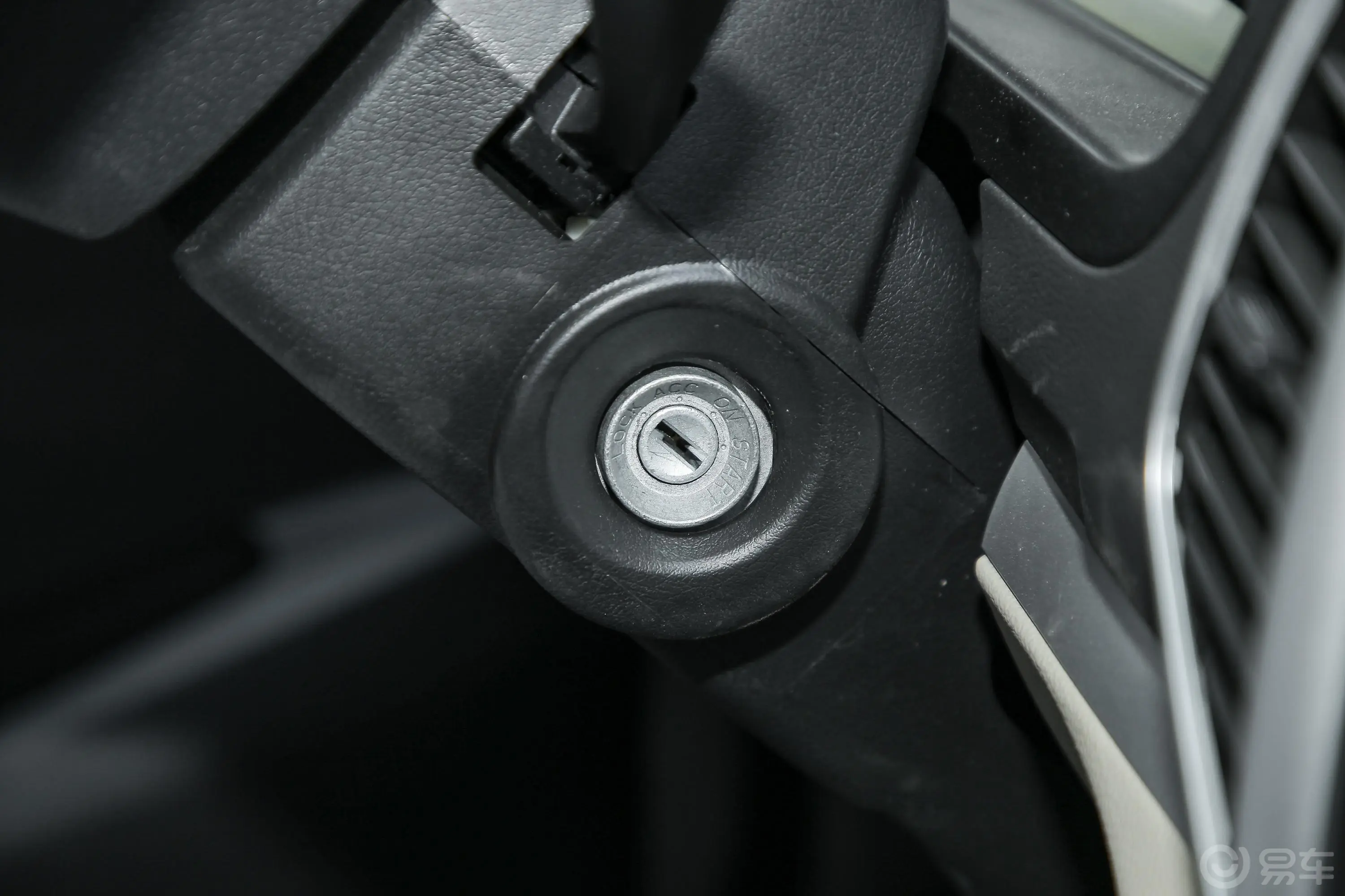 跨越王X5厢式运输车N1 1.5L 双排双后轮 标准版（5.93米） SC5031XXYFRS6A2 汽油 国VI钥匙孔或一键启动按键