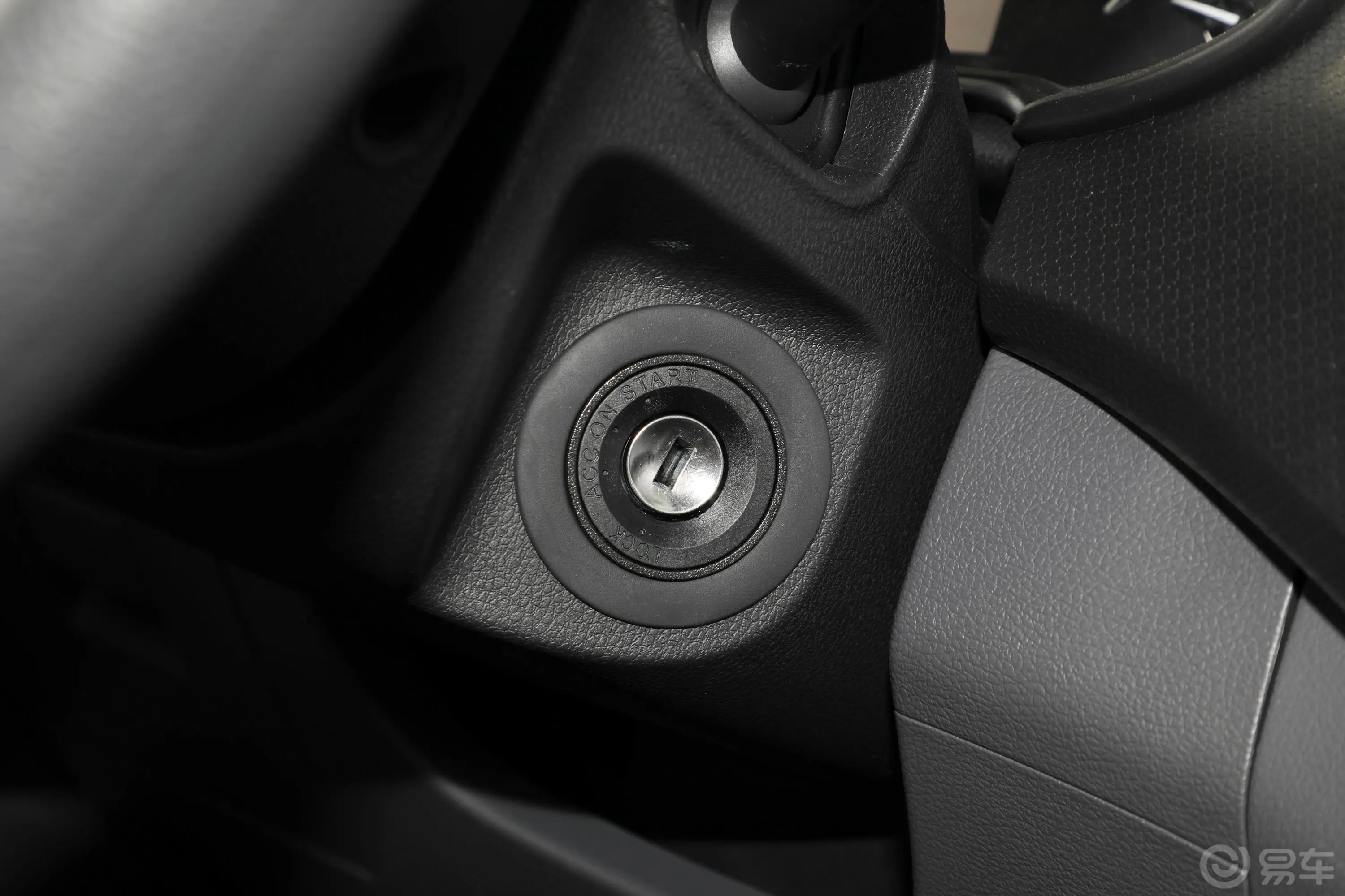 大通T702.0T 手动两驱双排标厢舒适版 柴油钥匙孔或一键启动按键