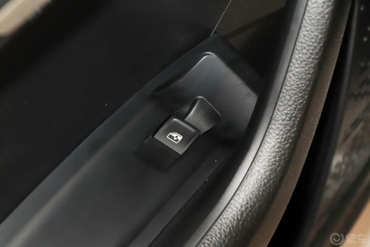柯米克改款 GT 1.5L 手自一体 舒适版后车窗调节