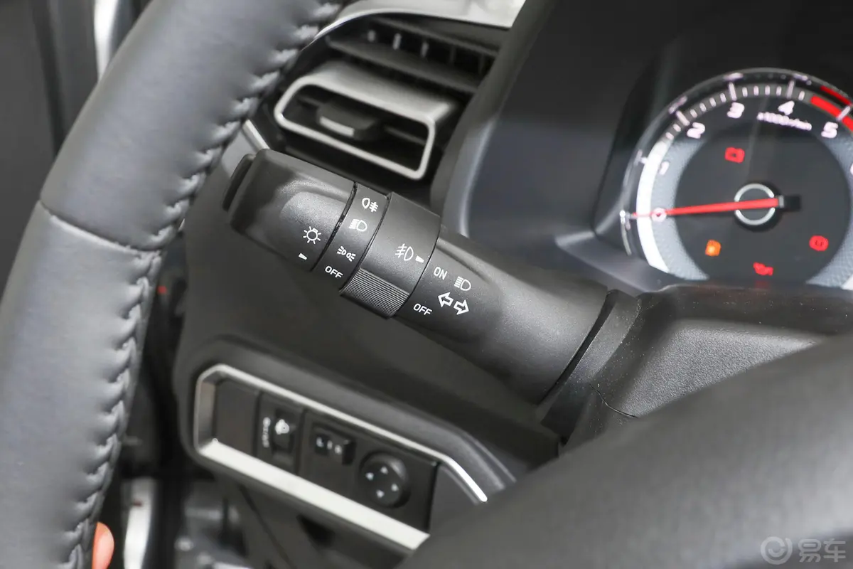 瑞迈S加长版 2.5T 手动 四驱 领航版 柴油 国VI灯光控制区