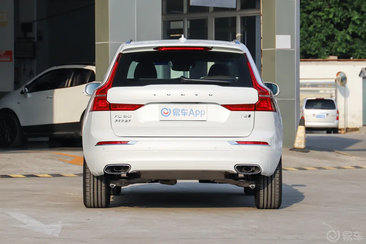 沃尔沃XC60T5 四驱 智远豪华版正后水平