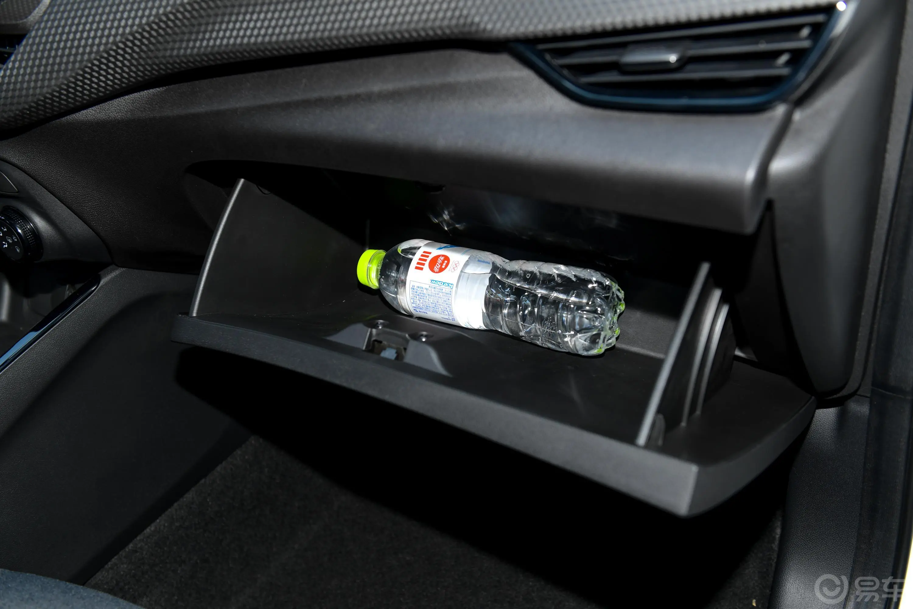 科沃兹320 手动 欣享版手套箱空间水瓶横置