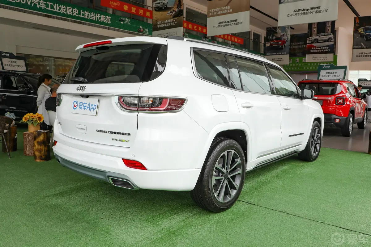 大指挥官PHEV2.0T 插电混动精英版正侧车头向右水平