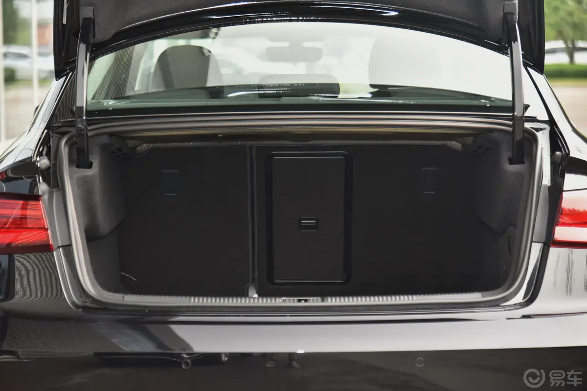 奥迪A3改款 Limousine 35 TFSI 进取型后备厢空间特写