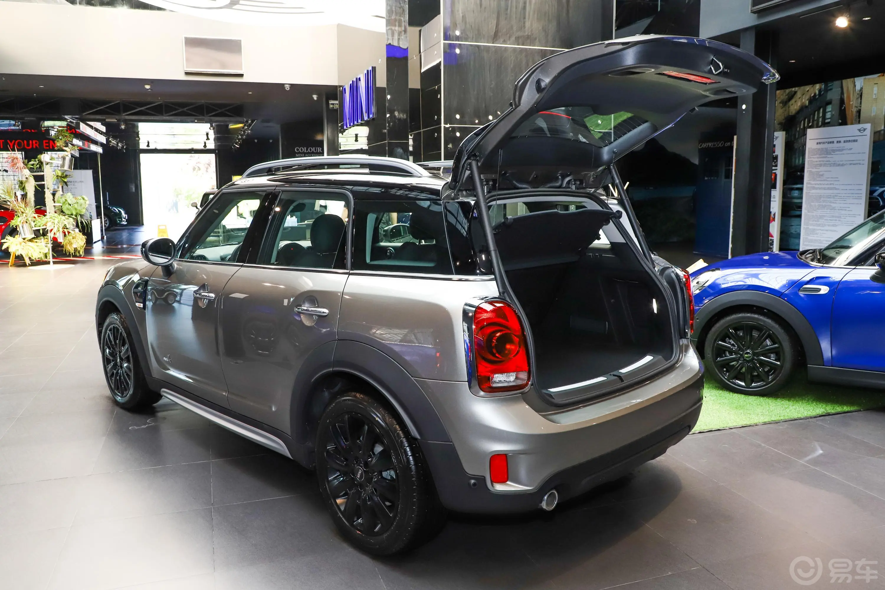 MINI COUNTRYMAN1.5T COOPER ALL4 鉴赏家后备厢开启45度侧拍