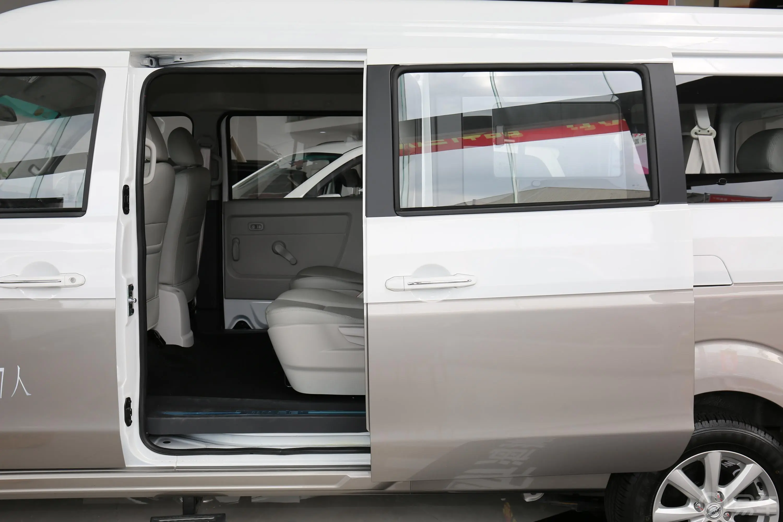 新海狮S客车 1.6L 手动 商务版 7座 国VI驾驶员侧后车门