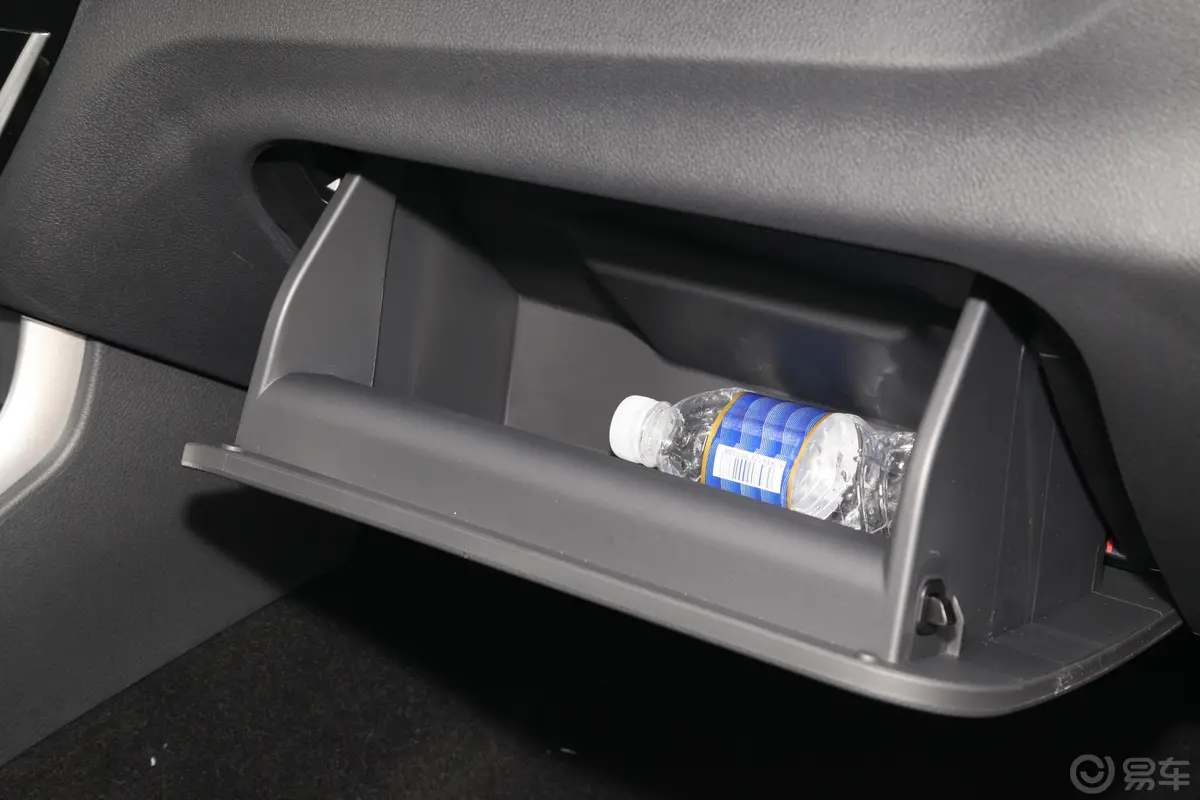 瑞迈S改款 加长版 2.5T 手动两驱领航版 柴油 国VI手套箱空间水瓶横置