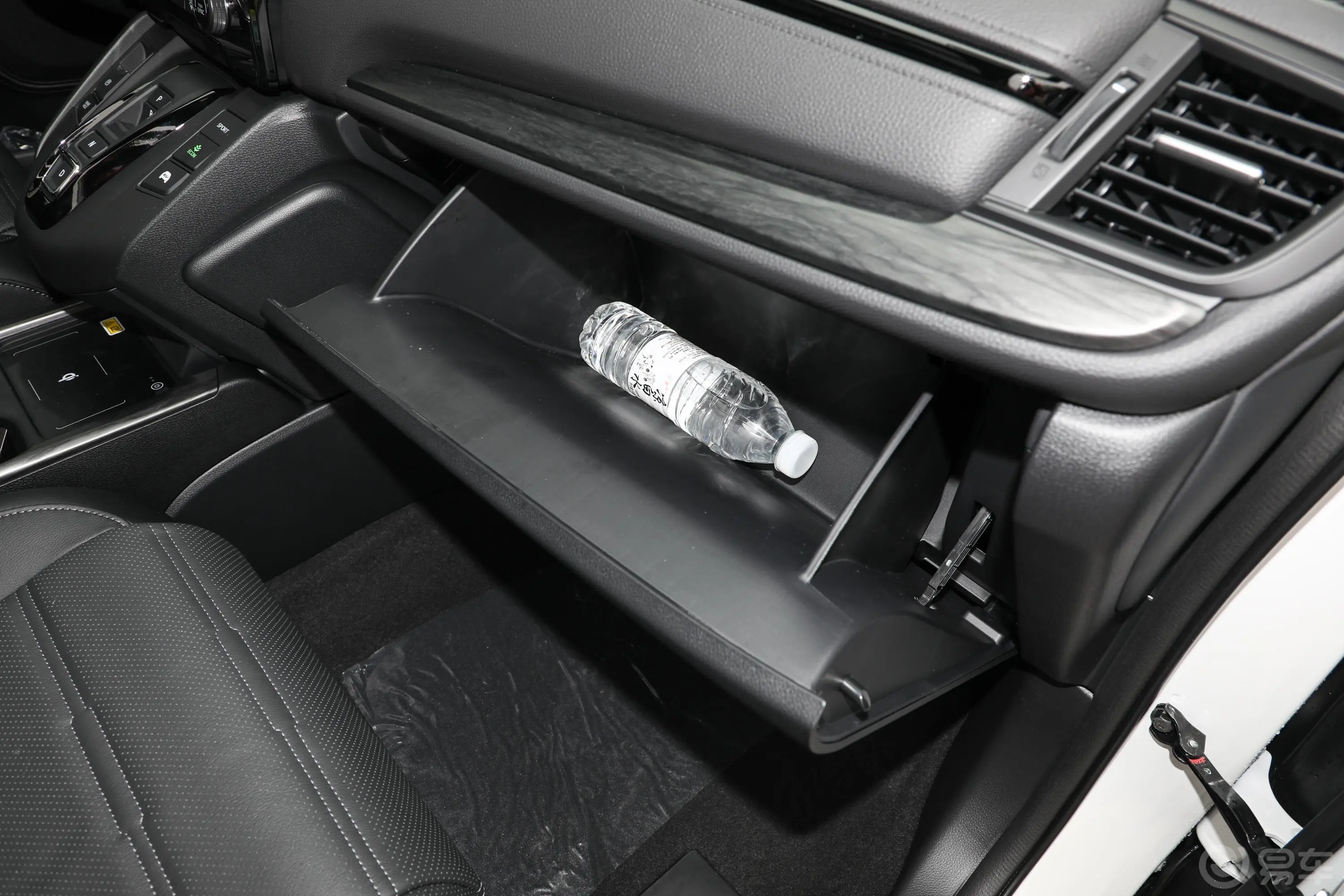 本田CR-V锐·混动 2.0L 两驱 净·黑爵士版手套箱空间水瓶横置