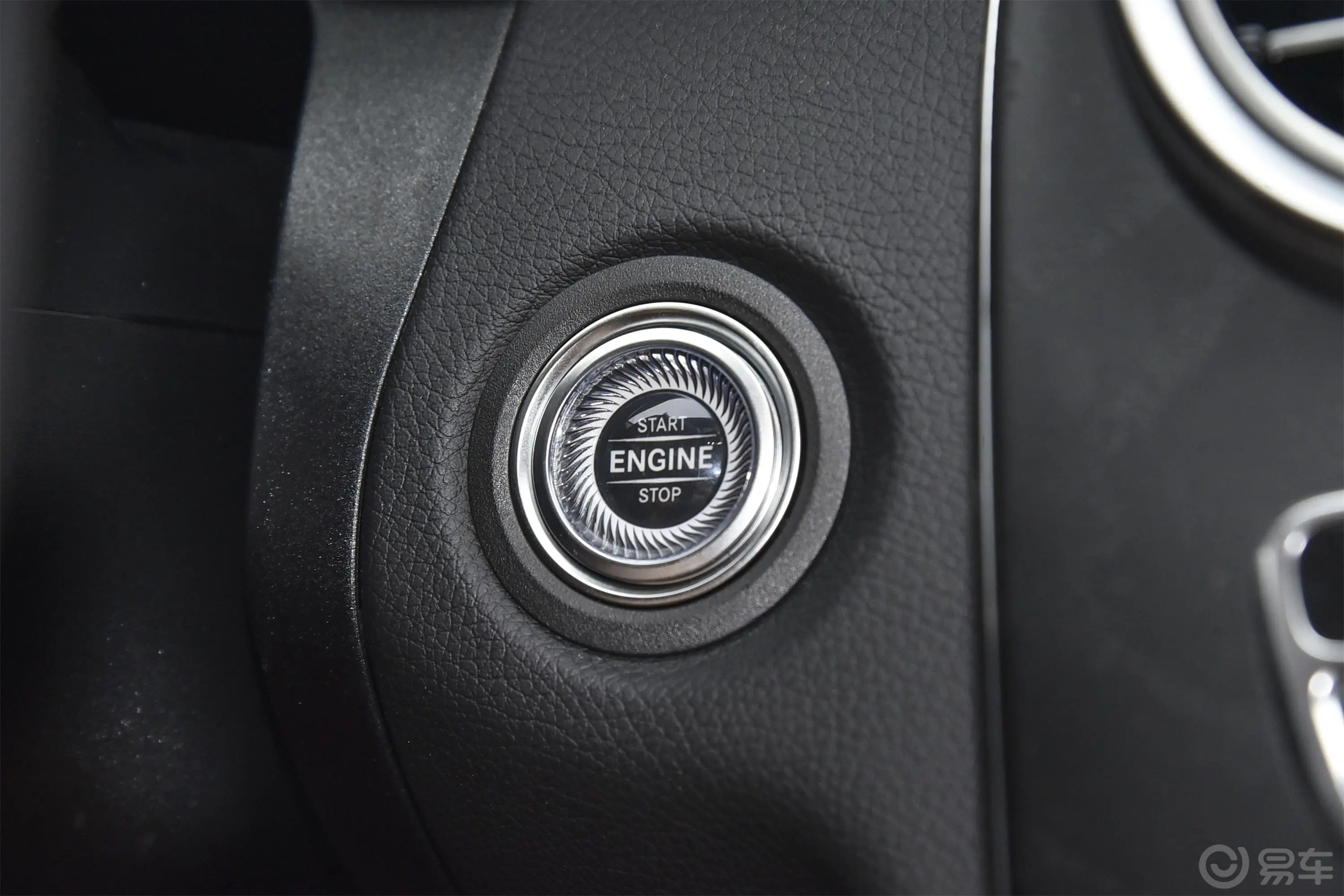 奔驰C级(进口)改款 C 260 旅行轿车钥匙孔或一键启动按键