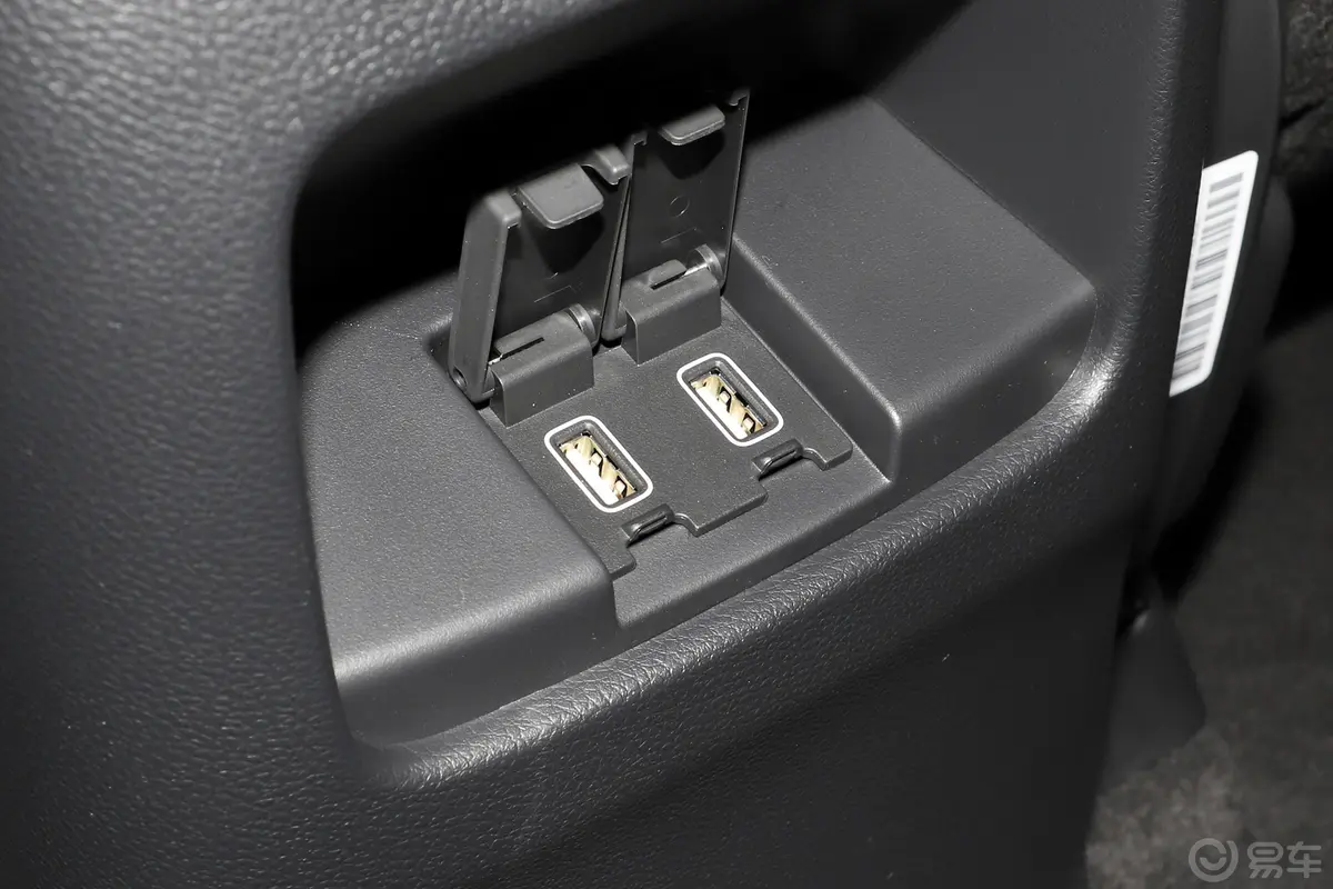 本田CR-V锐·混动 2.0L 两驱 净速版后排充电口