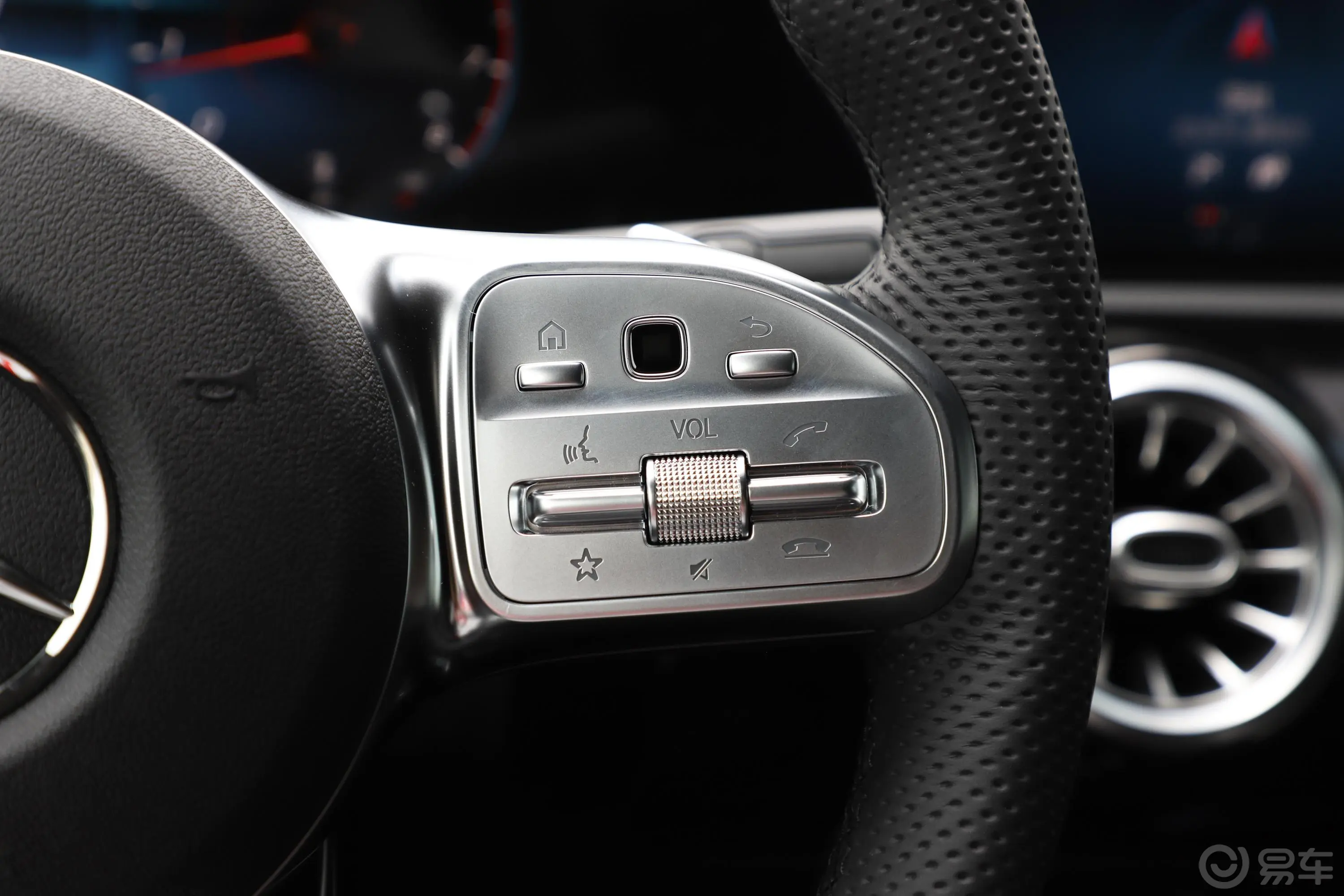 奔驰A级改款 A 220 L 4MATIC 运动轿车右侧方向盘功能按键