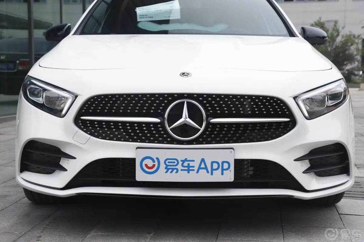 奔驰A级改款 A 220 L 4MATIC 运动轿车外观