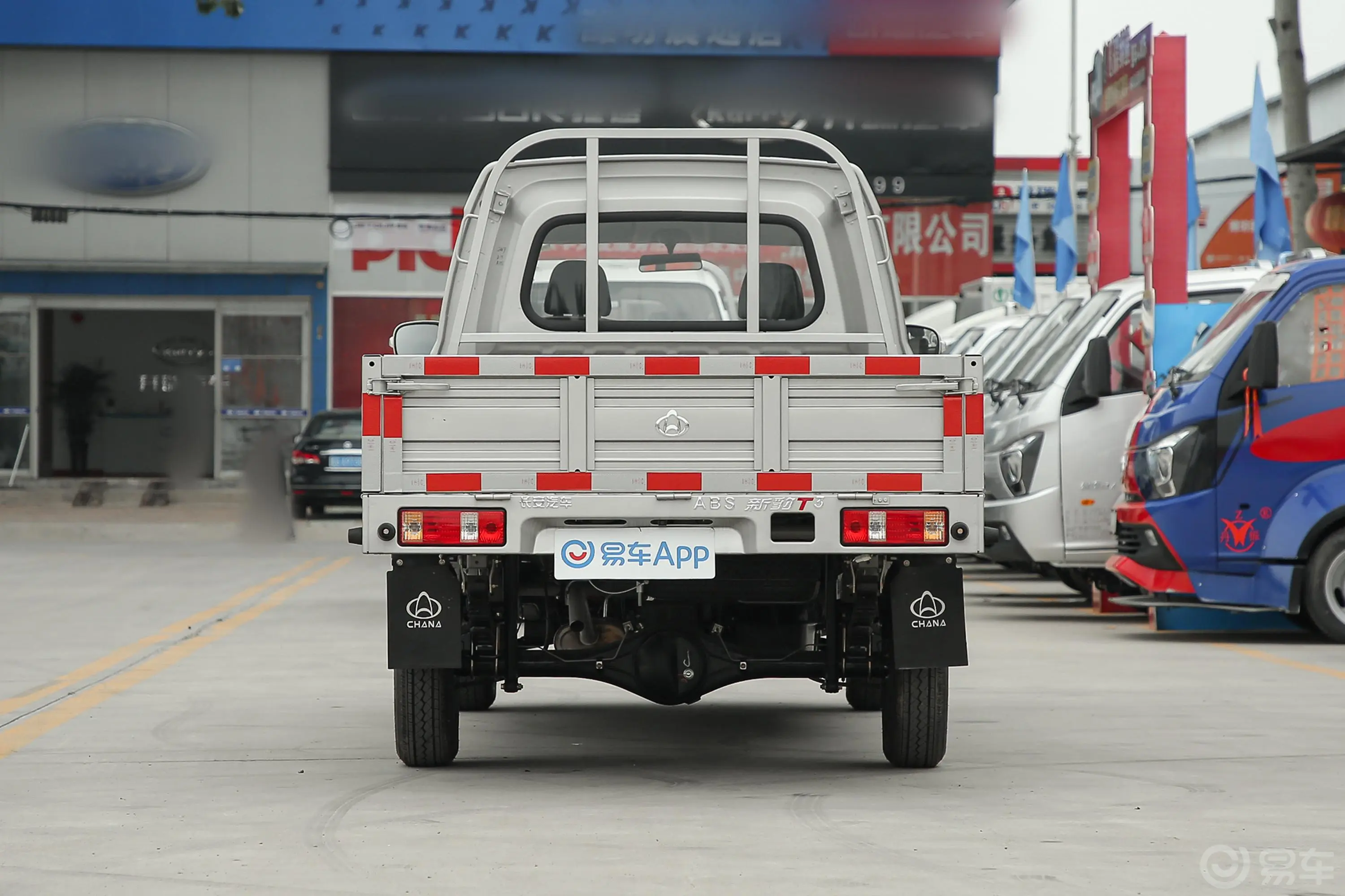 新豹T3载货汽车N1 1.2L 双排单后轮 舒适版(5.285米)SC1031TFS6B1 汽油 国Ⅵ正后水平