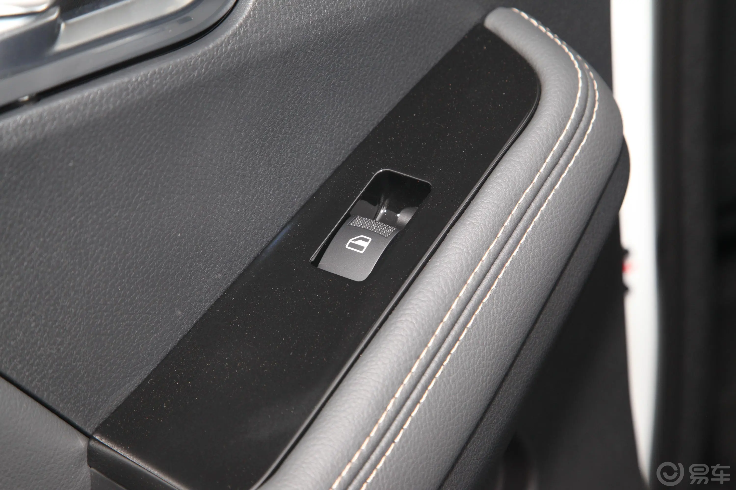 瑞迈S改款 标轴版 2.5T 手动四驱领航版 柴油 国VI后车窗调节