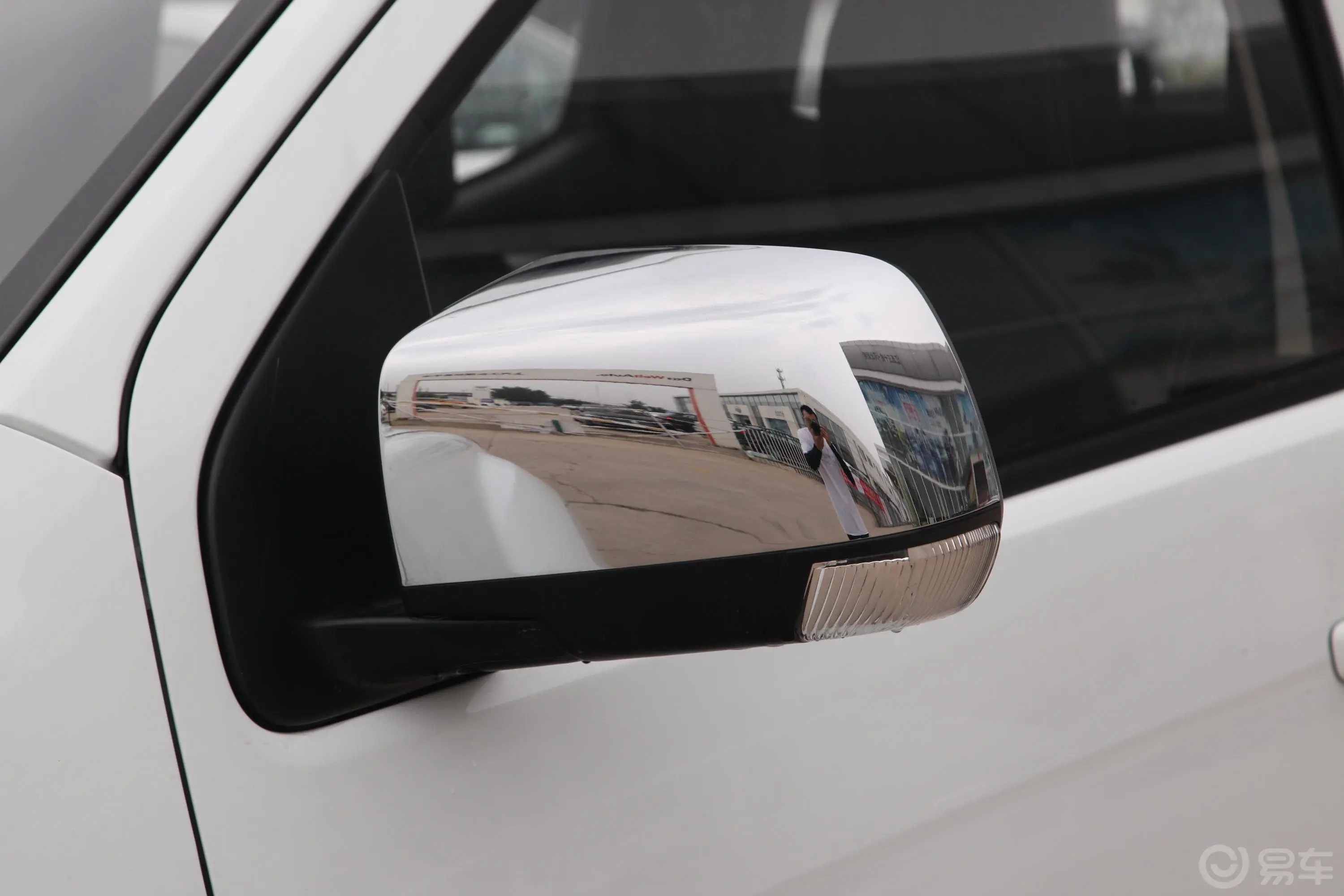 瑞迈S改款 加长版 2.5T 手动四驱领航版 柴油 国VI主驾驶后视镜背面