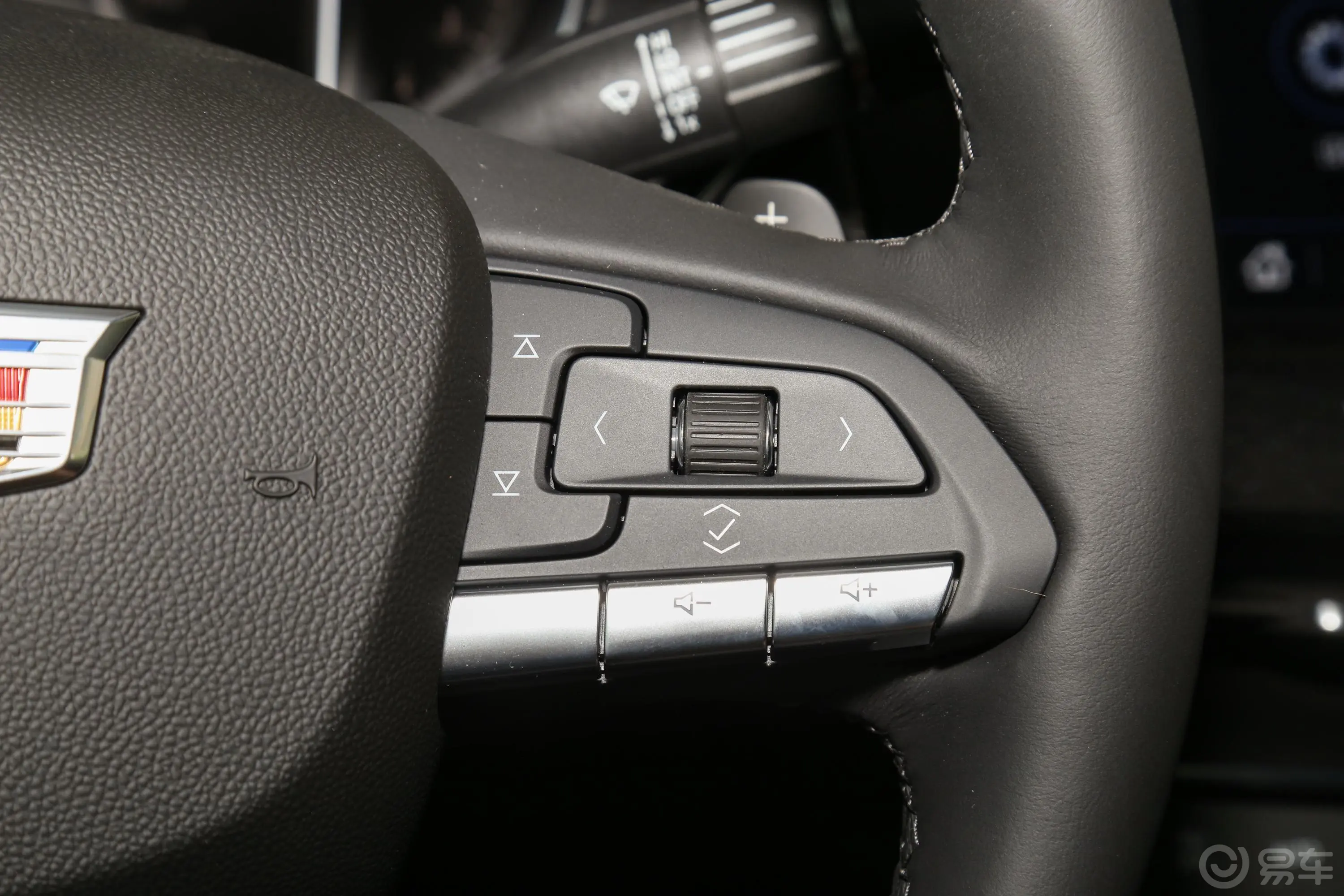 凯迪拉克CT5改款 28T 时尚型右侧方向盘功能按键