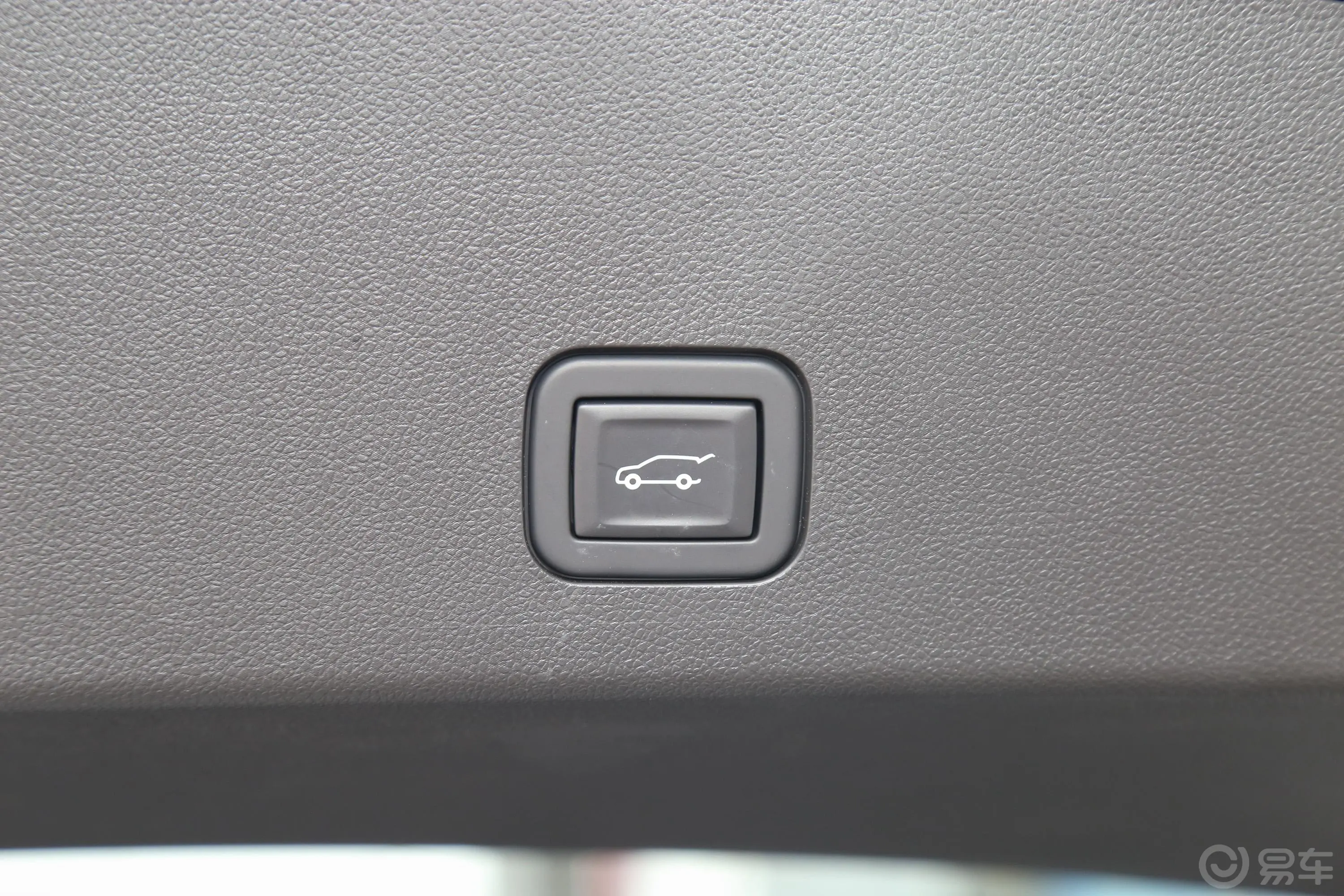 凯迪拉克XT6改款 28T 两驱 豪华型 7座电动尾门按键（手动扶手）