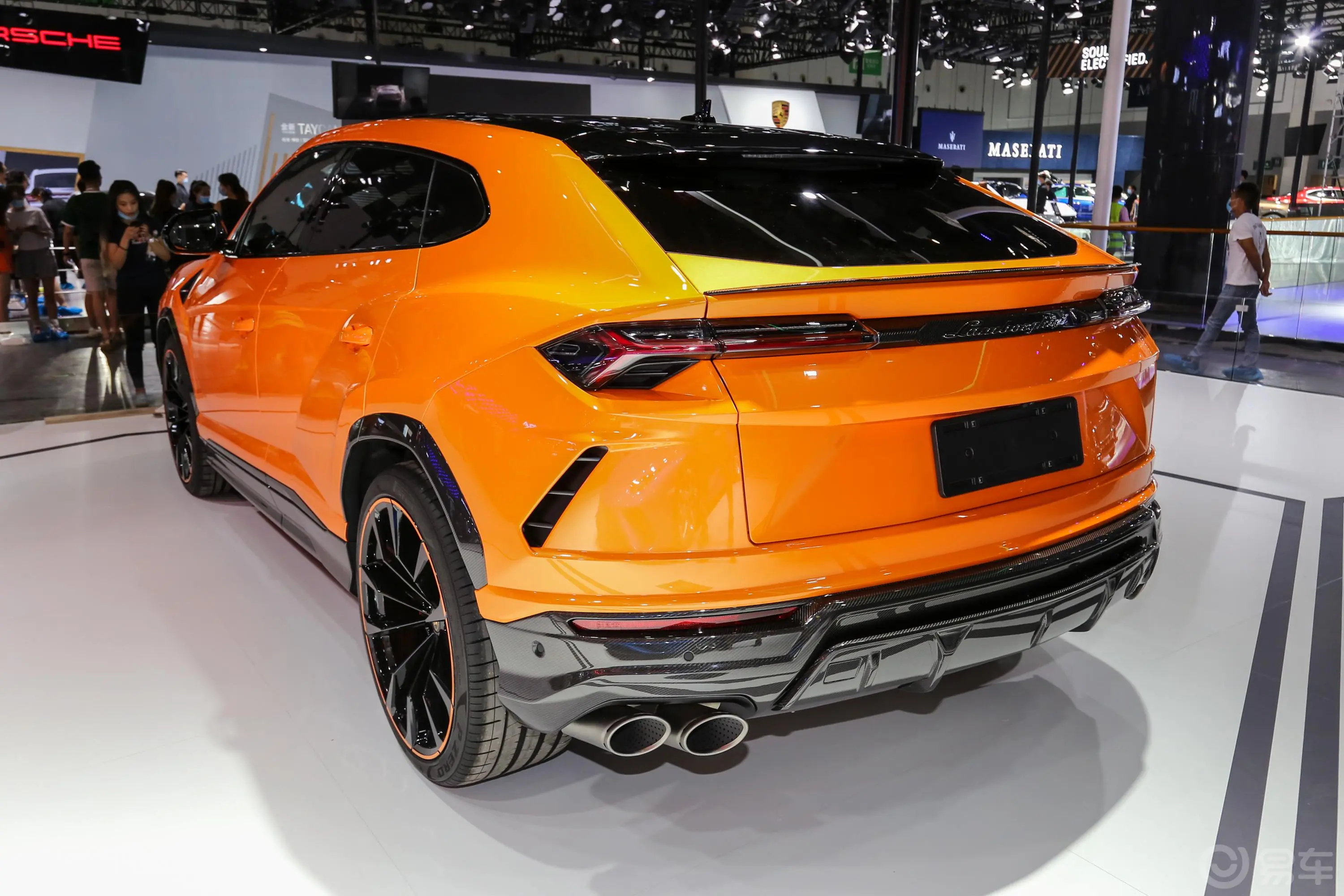 Urus4.0T V8侧后45度车头向左水平