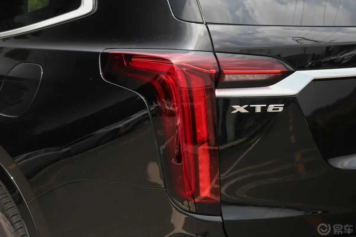凯迪拉克XT6改款 28T 两驱 豪华型 7座外观