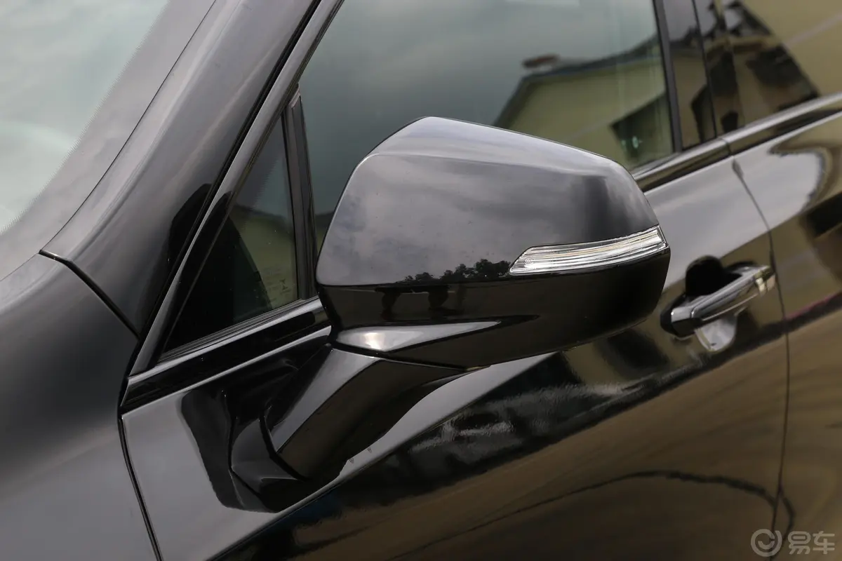 凯迪拉克XT4改款 28T 四驱 铂金运动版主驾驶后视镜背面