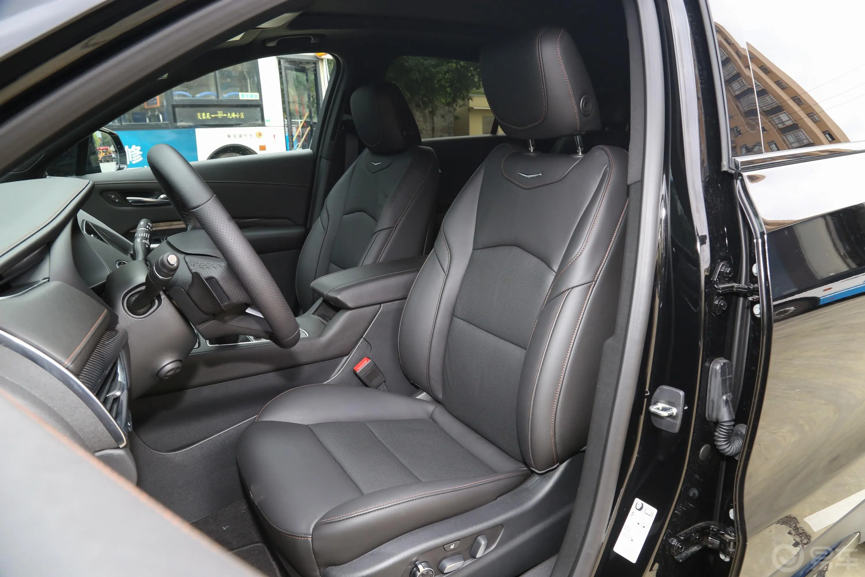 凯迪拉克XT4改款 28T 四驱 铂金运动版驾驶员座椅