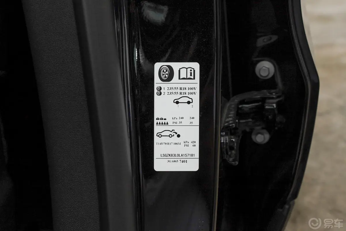 凯迪拉克XT4改款 28T 四驱 领先运动型胎压信息铭牌