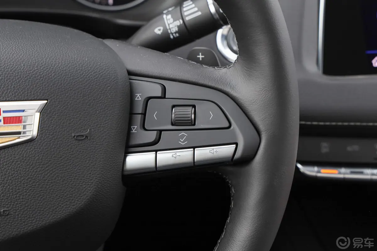 凯迪拉克XT4改款 28T 四驱 领先运动型右侧方向盘功能按键