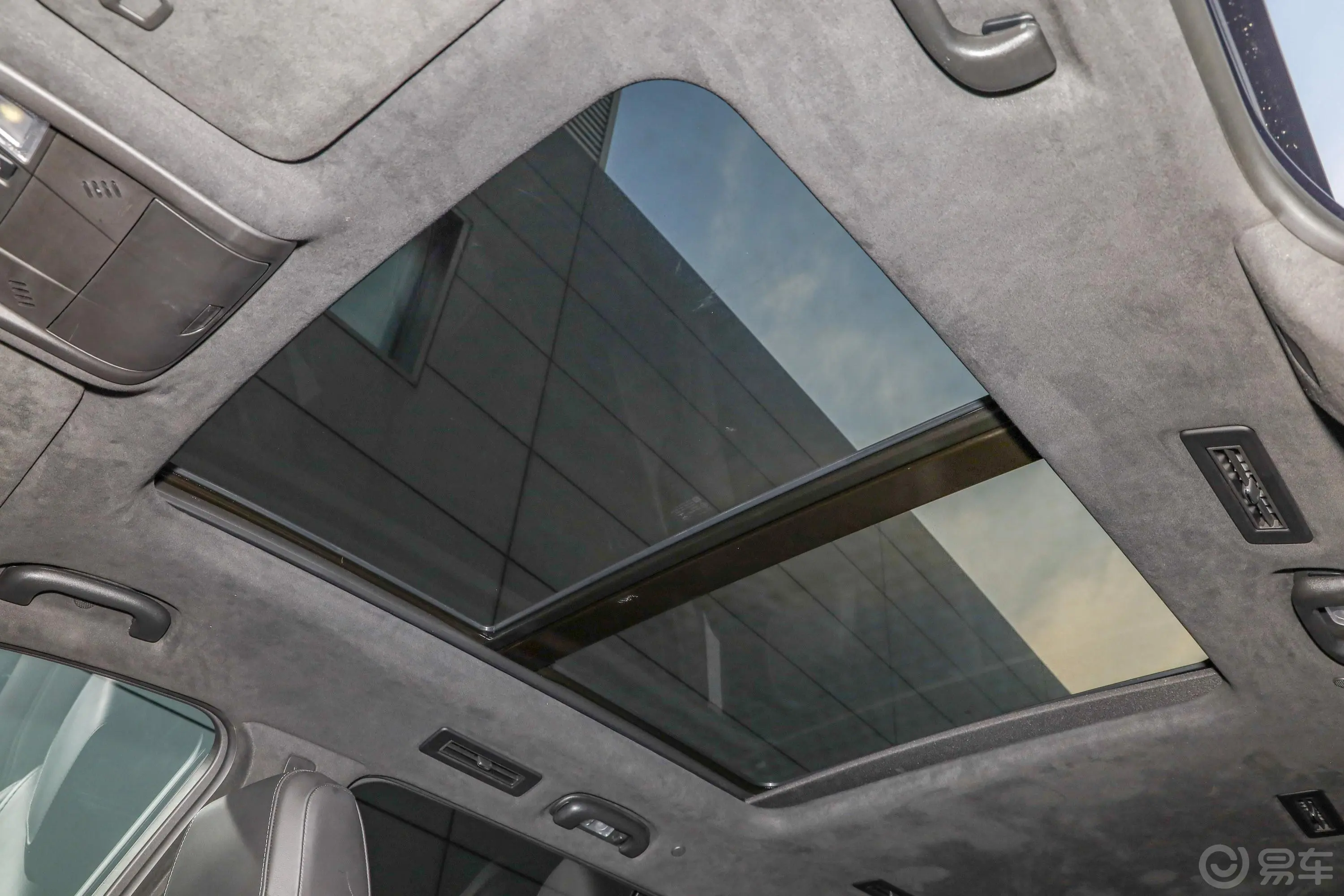 凯迪拉克XT6改款 28T 四驱 铂金运动版 6座天窗内拍关闭