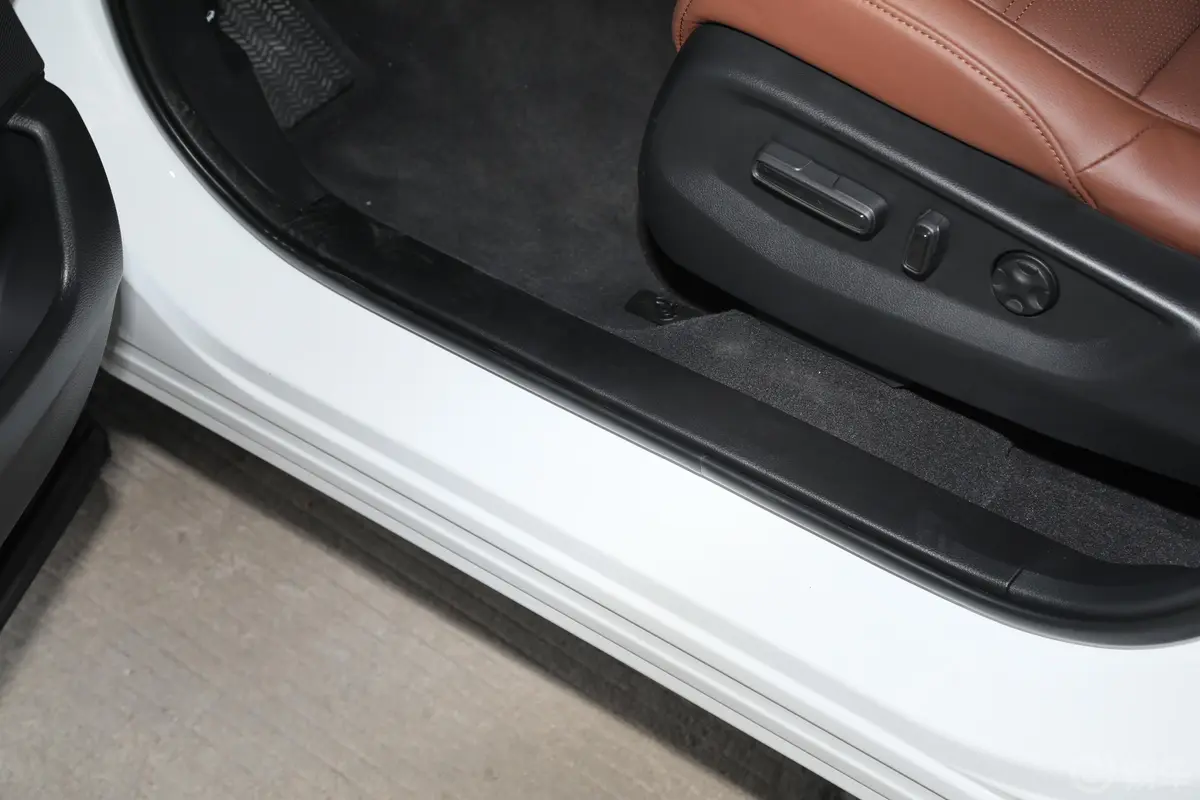 本田CR-V锐·混动 2.0L 四驱 净享版前排迎宾踏板