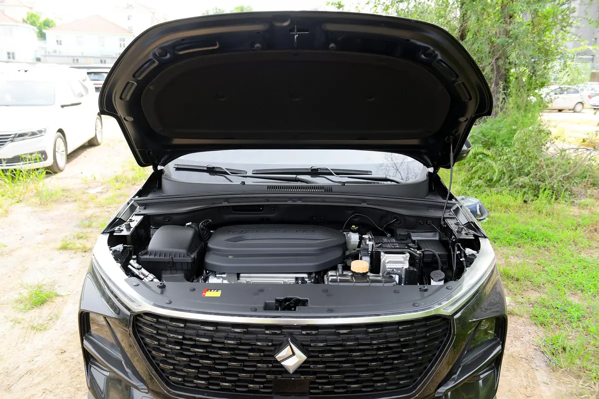 宝骏RS-31.5L CVT 智能精英型发动机舱整体