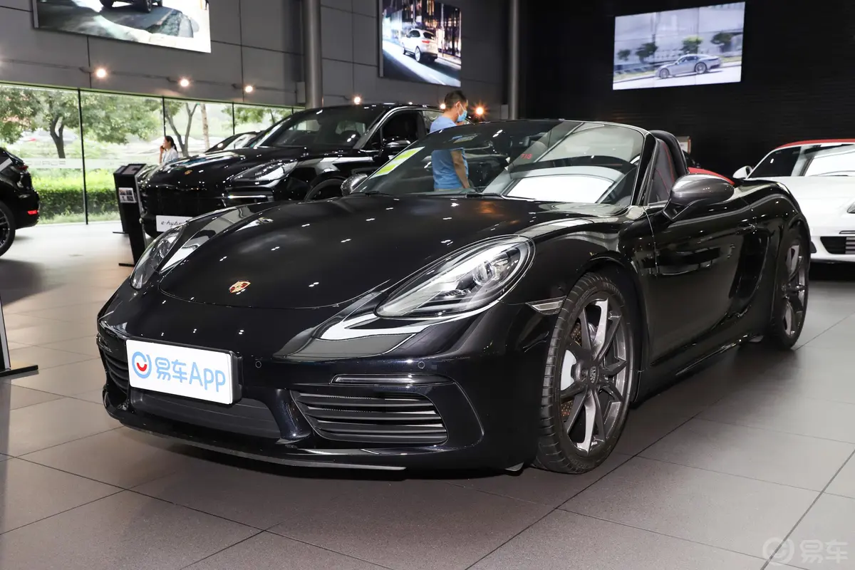 保时捷718Boxster T 2.0T侧前45度车头向左水平