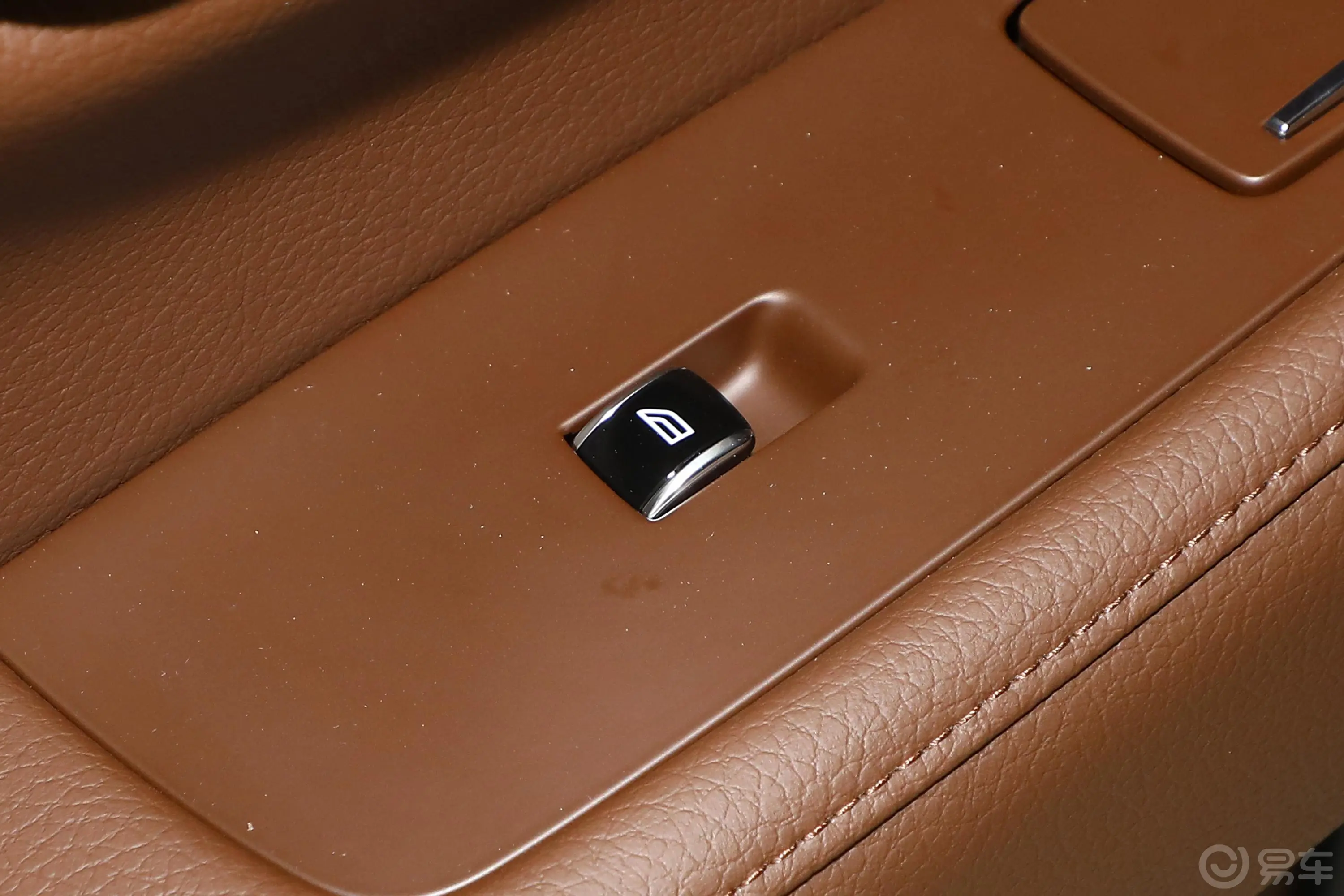 沃尔沃S90新能源T8 智雅豪华版后车窗调节