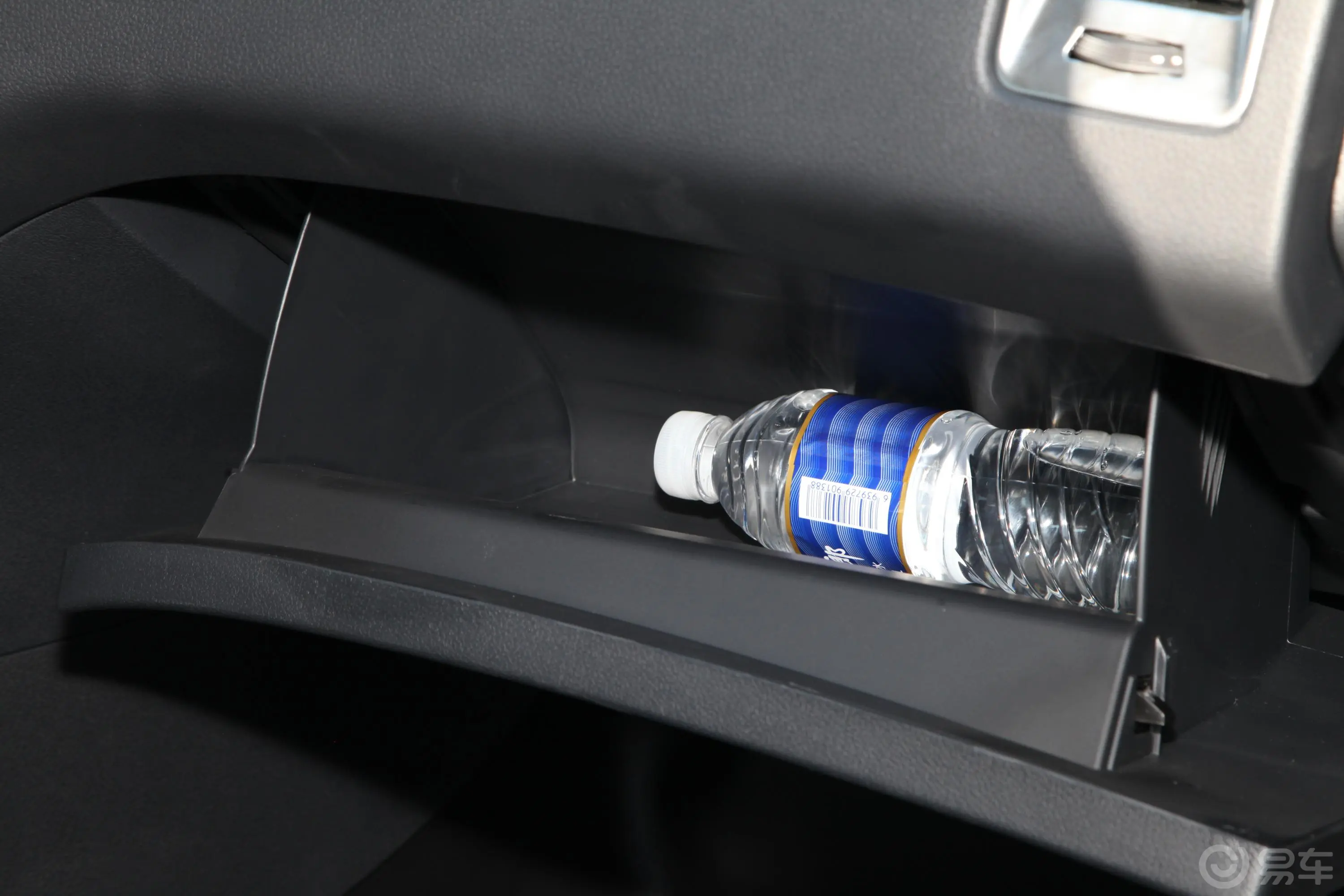 宝典2.5T 手动 四驱 标轴舒享版 柴油手套箱空间水瓶横置