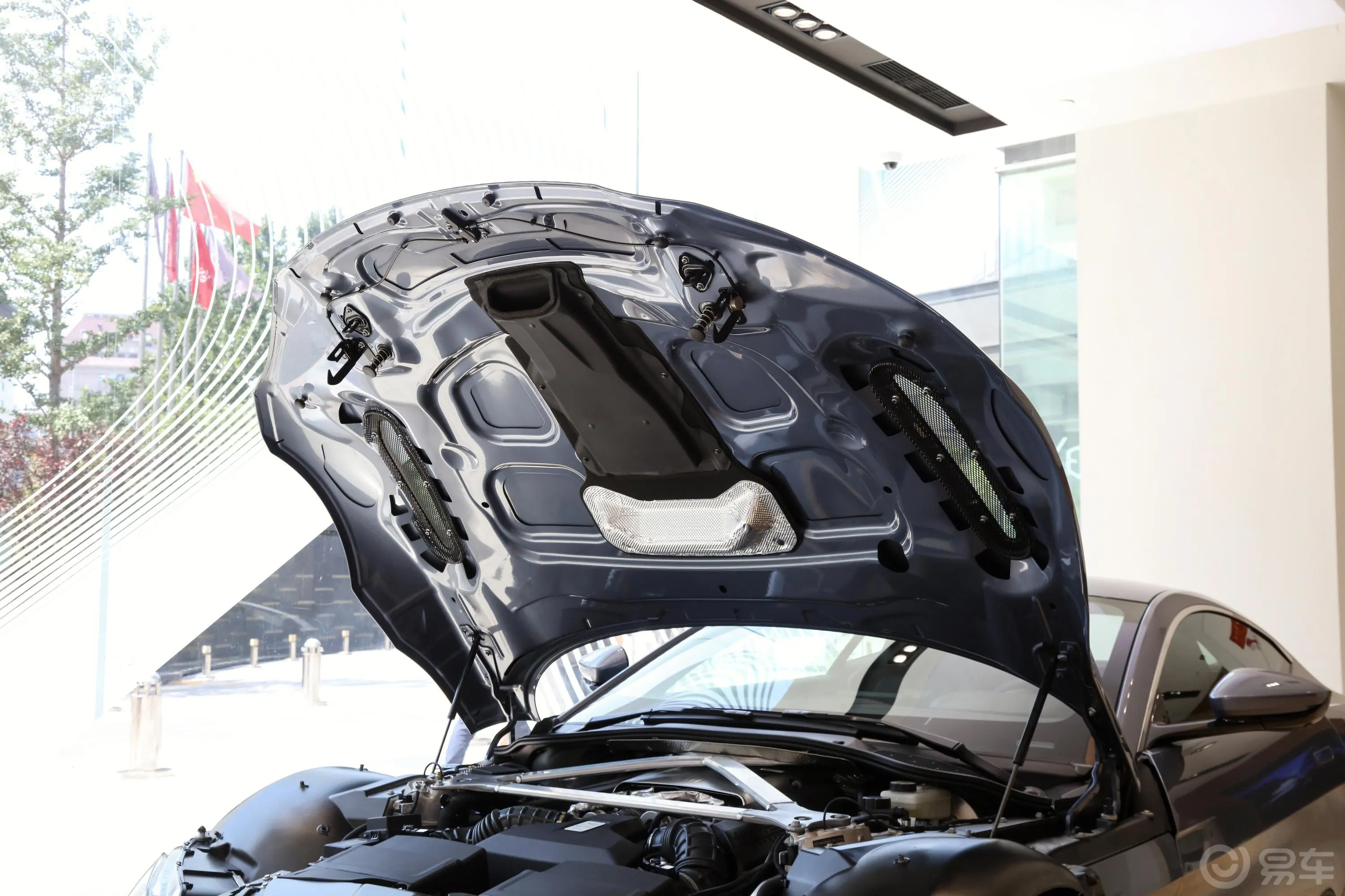 V8 Vantage4.0T V8 Coupe发动机舱盖内侧
