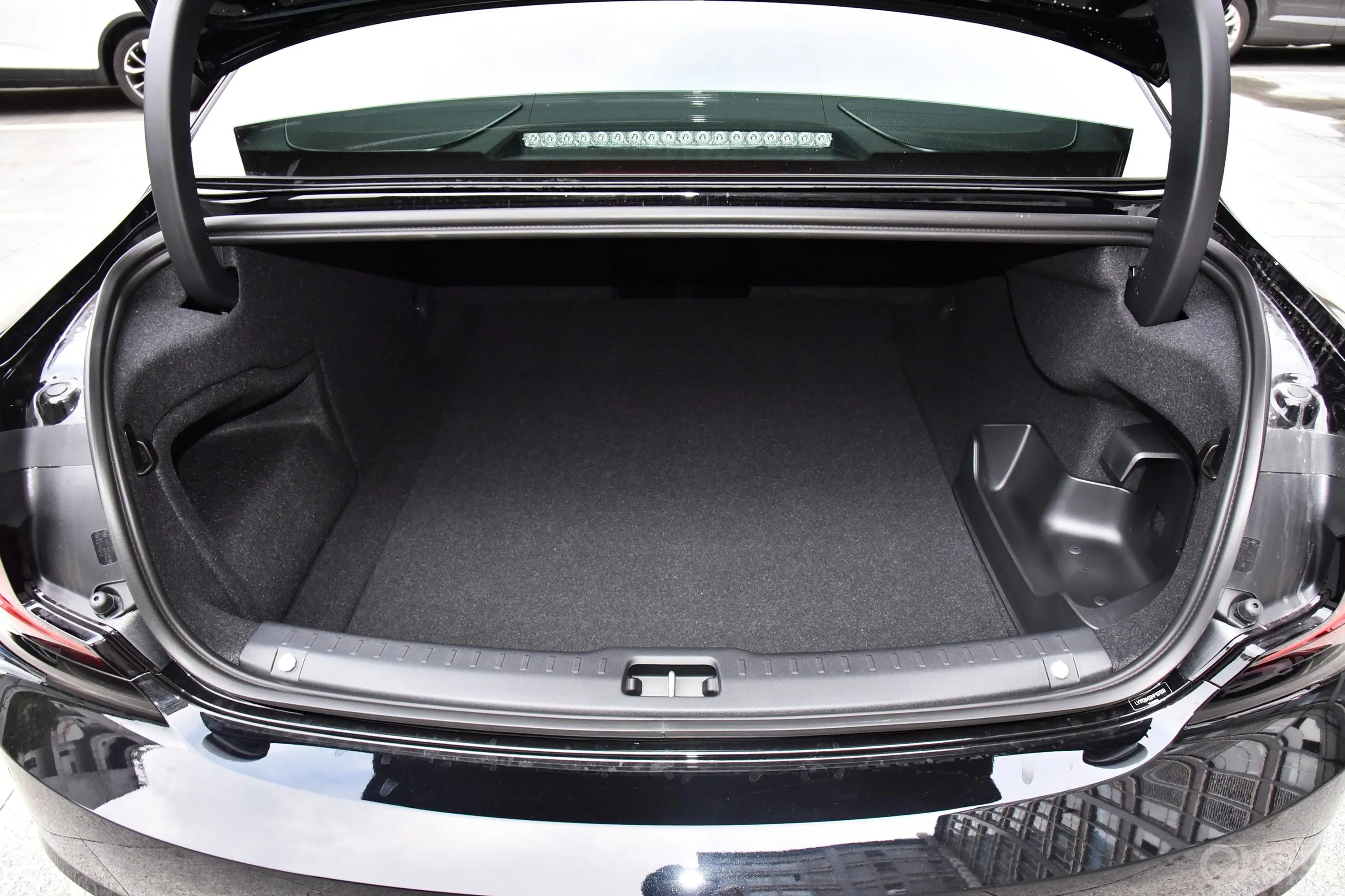 沃尔沃S90新能源T8 智逸豪华版后备厢空间特写