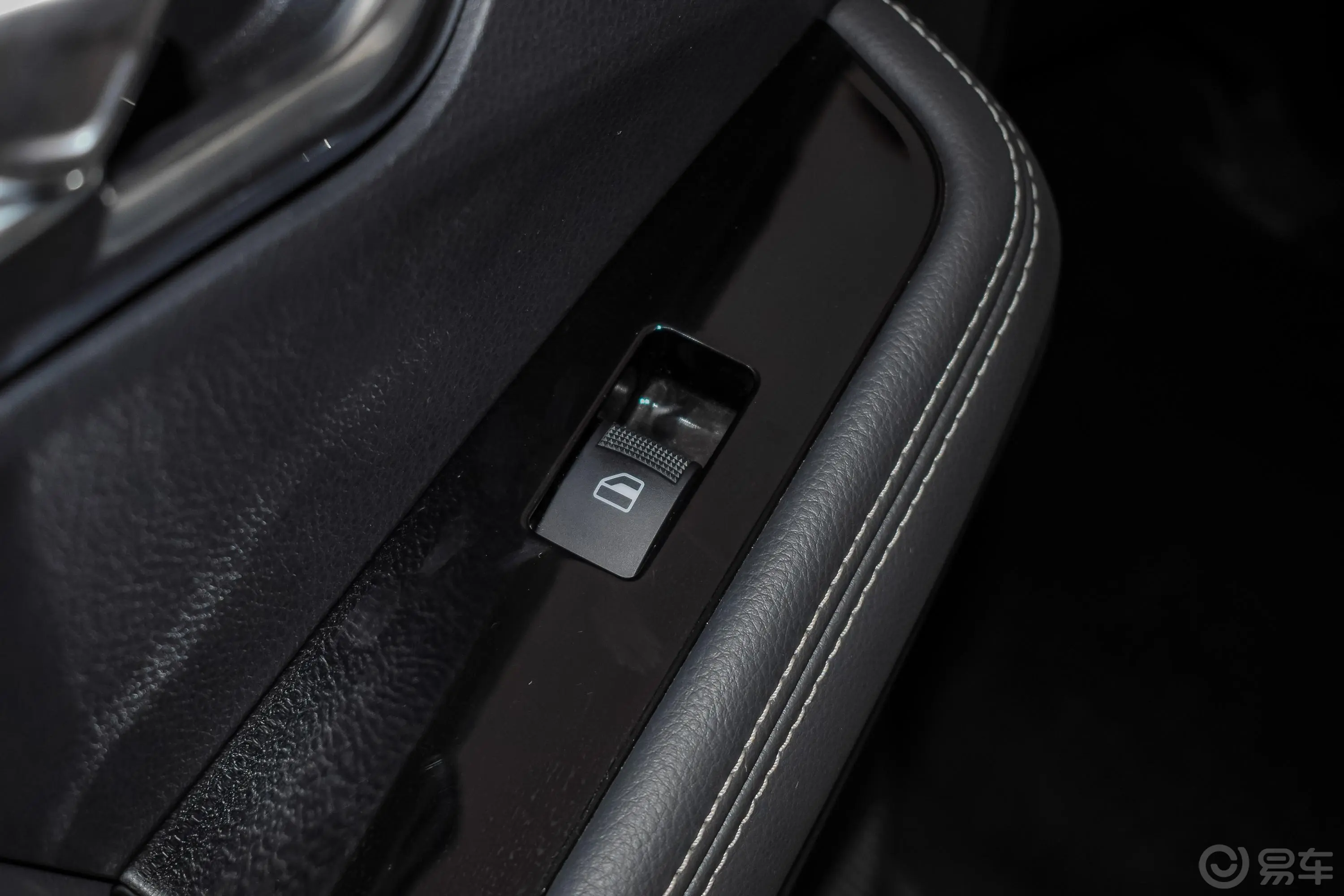 瑞迈S标轴版 2.5T 手动 四驱 旗舰版 柴油 国VI后车窗调节