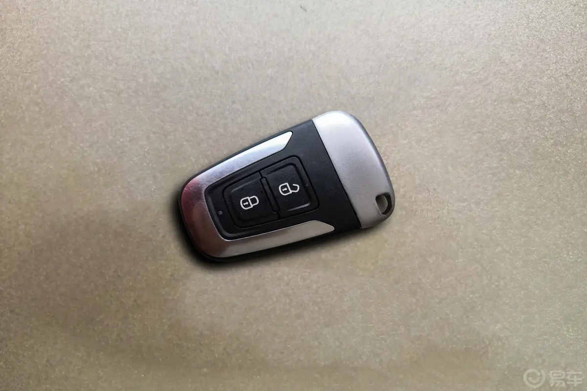 瑞迈S标轴版 2.5T 手动 四驱 旗舰版 柴油 国VI钥匙孔或一键启动按键