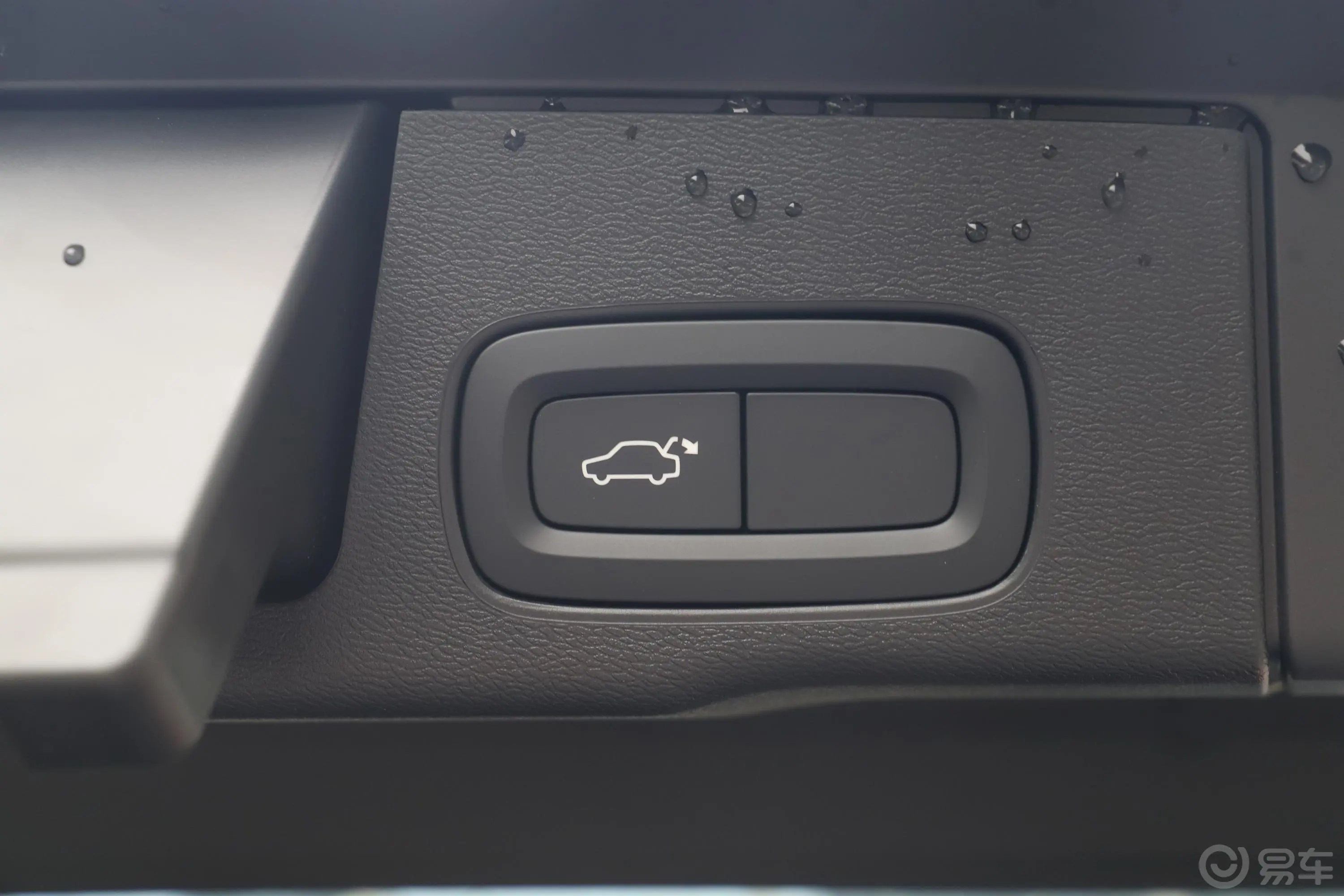 沃尔沃XC60T5 四驱 智逸运动版电动尾门按键（手动扶手）