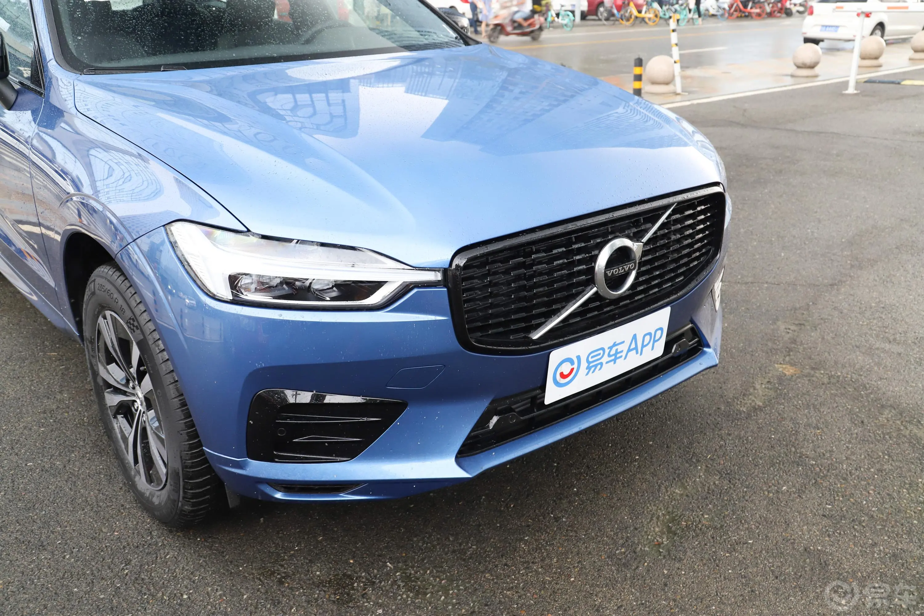 沃尔沃XC60T5 四驱 智逸运动版前格栅侧俯拍