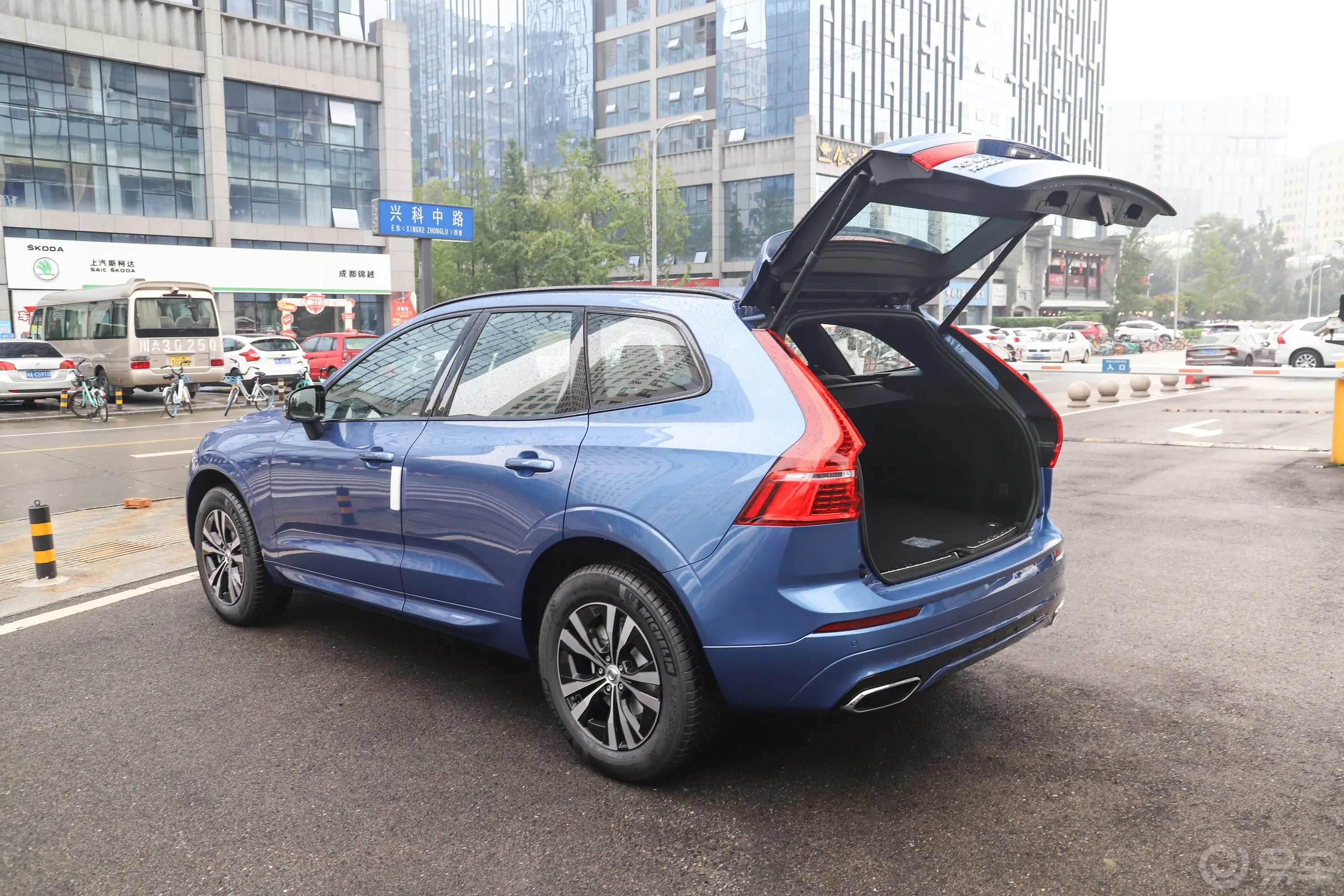 沃尔沃XC60T5 四驱 智逸运动版后备厢开启45度侧拍