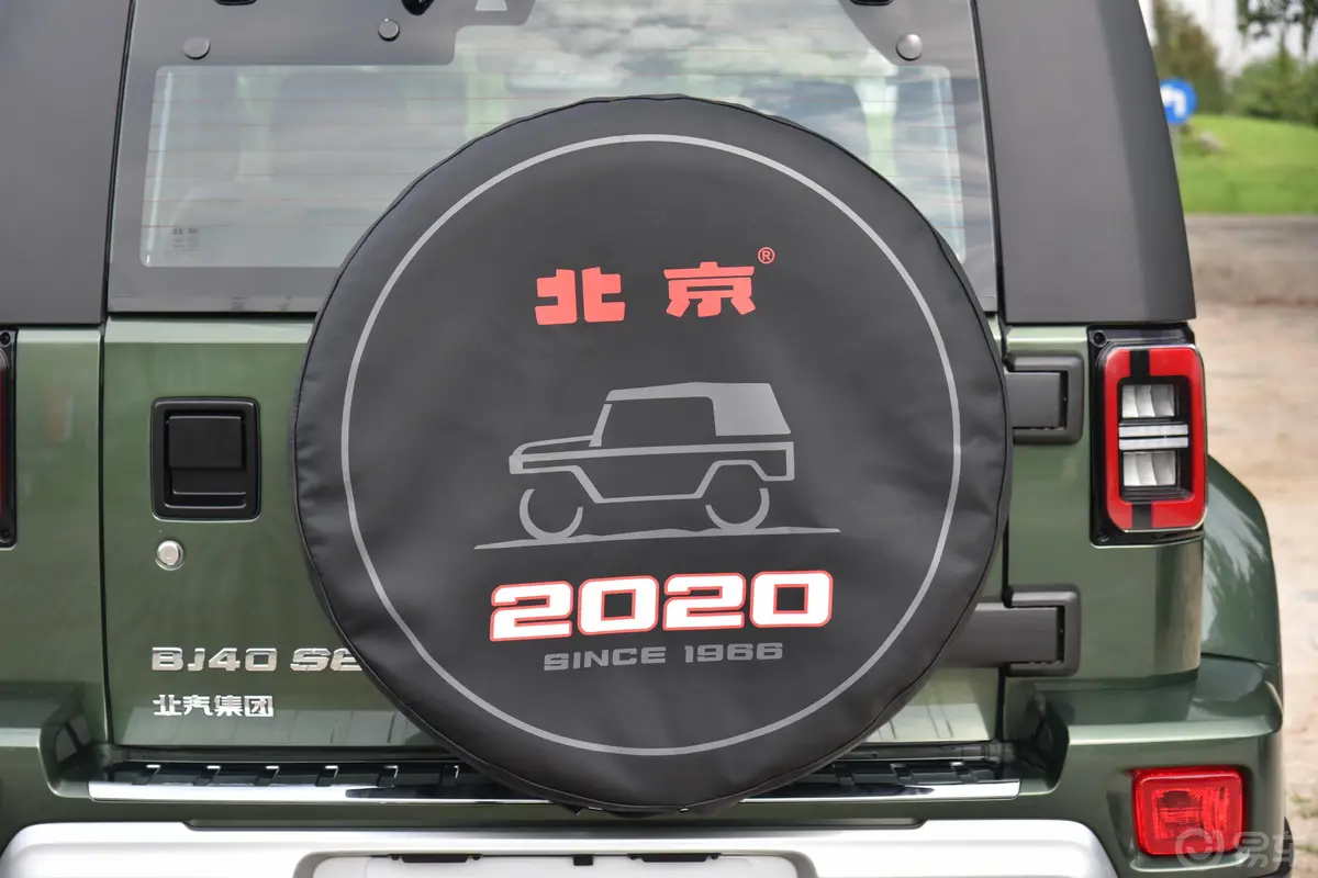 北京BJ40致敬2020版 2.0T 自动四驱至尊版 汽油备胎