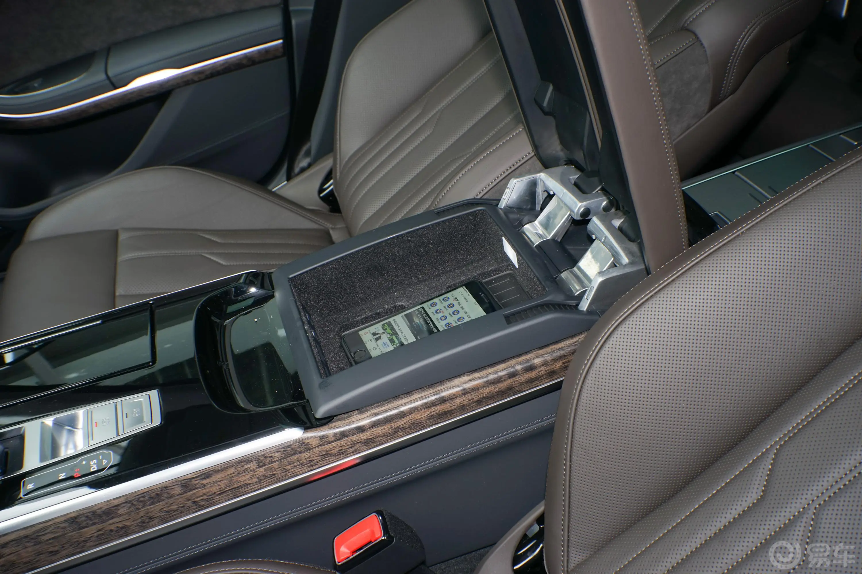 奥迪A8改款 Plus A8L 55 TFSI quattro 尊贵型前排扶手箱储物格