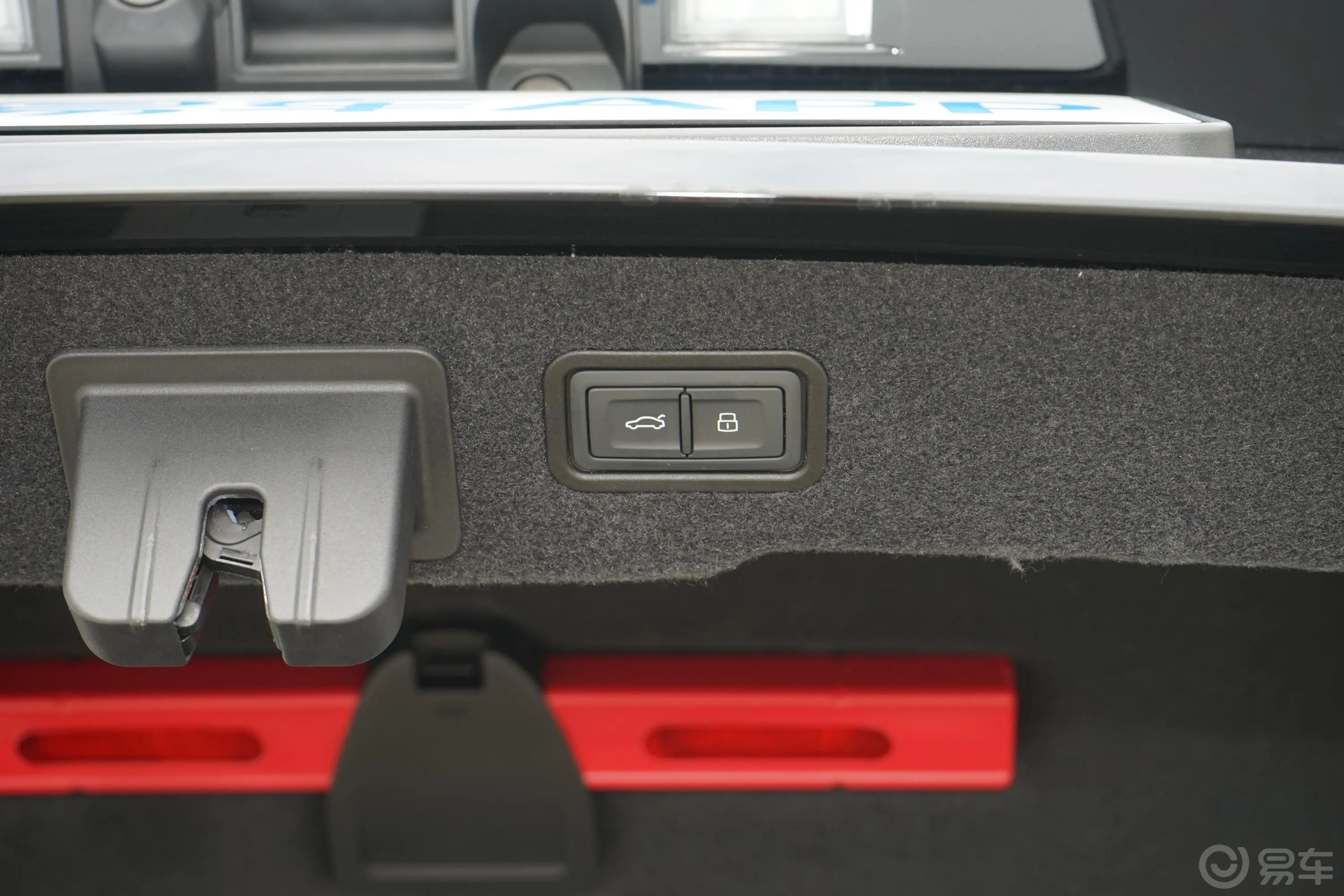 奥迪A8改款 Plus A8L 55 TFSI quattro 尊贵型电动尾门按键（手动扶手）