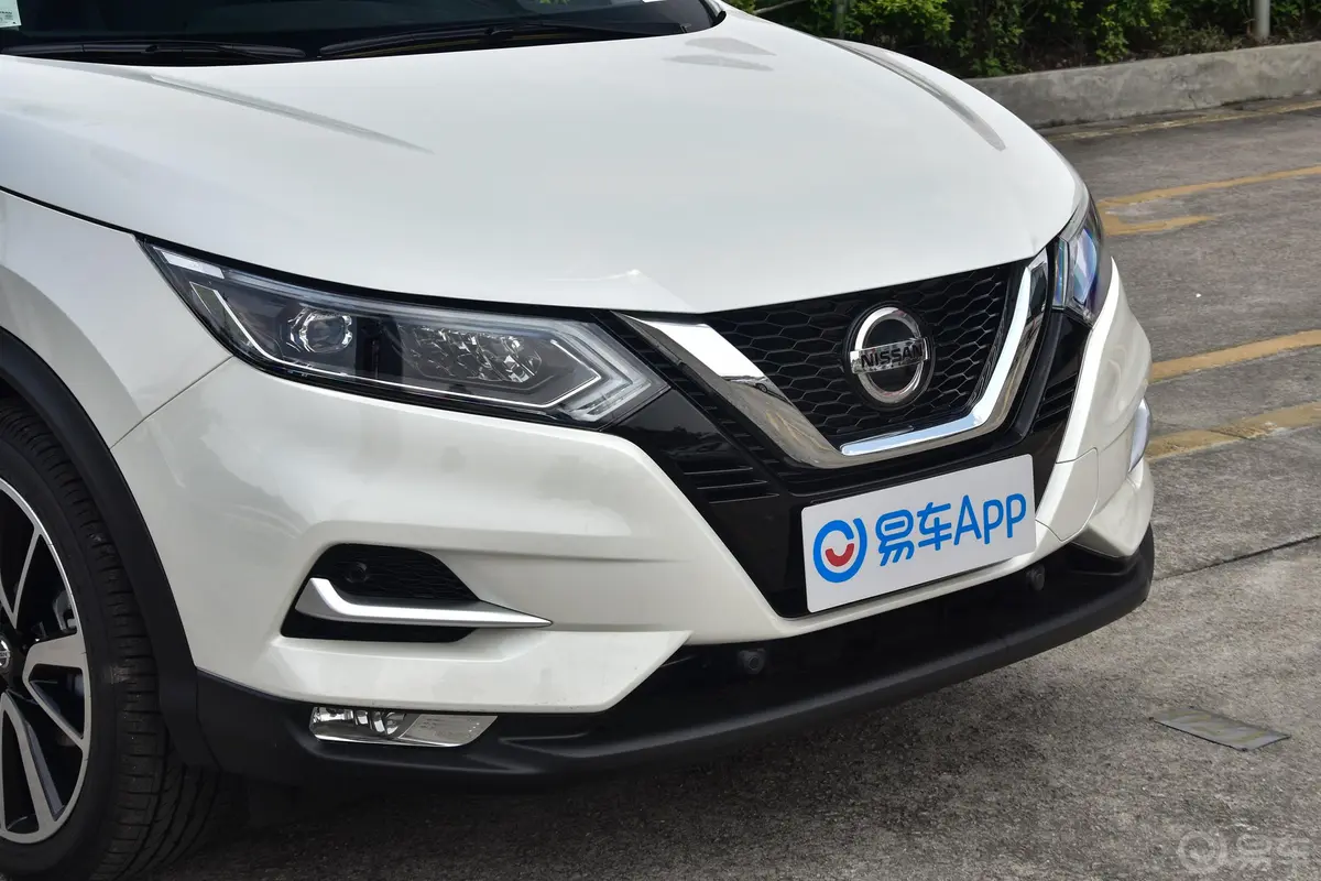 逍客2.0L CVT 旗舰版前格栅侧俯拍