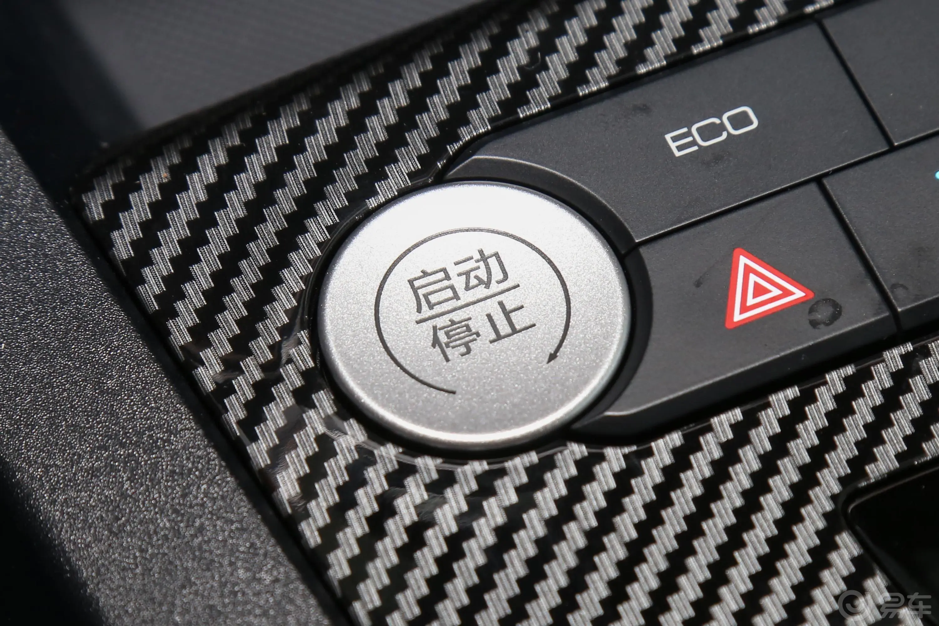 比亚迪e2升级版 高续航版 豪华型钥匙孔或一键启动按键