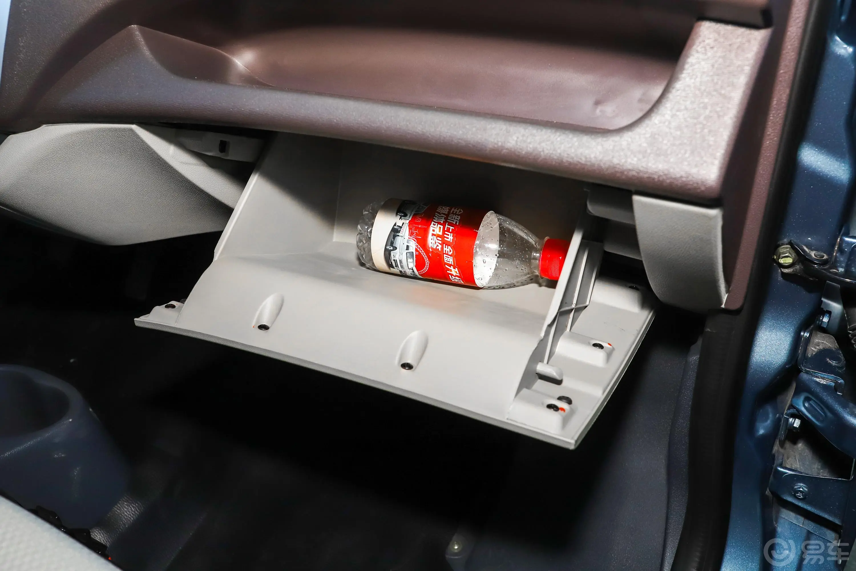 长安星卡1.5L 双排 货柜车基本型 国VI手套箱空间水瓶横置