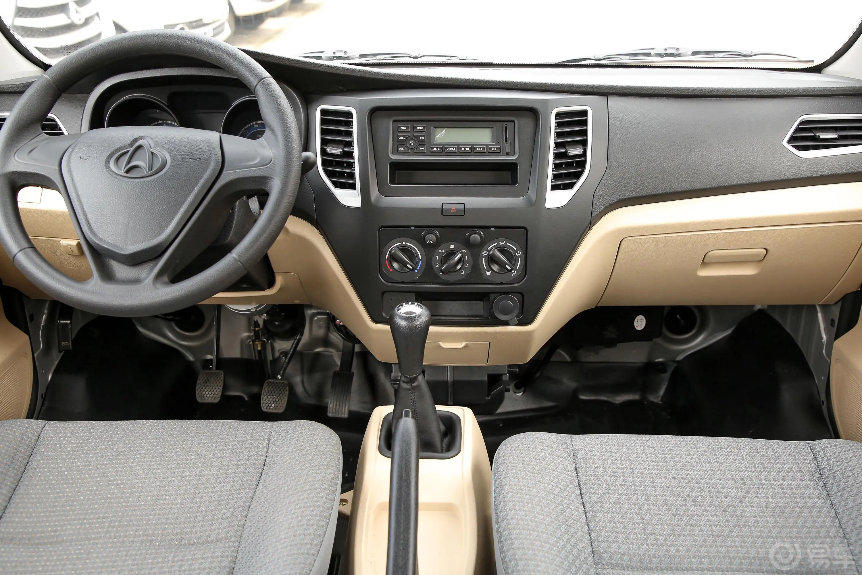 新豹T51.6L 标准型双排后双轮标准货箱中控台整体