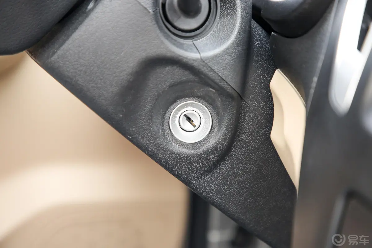 新豹T51.6L 标准型双排后双轮标准货箱钥匙孔或一键启动按键