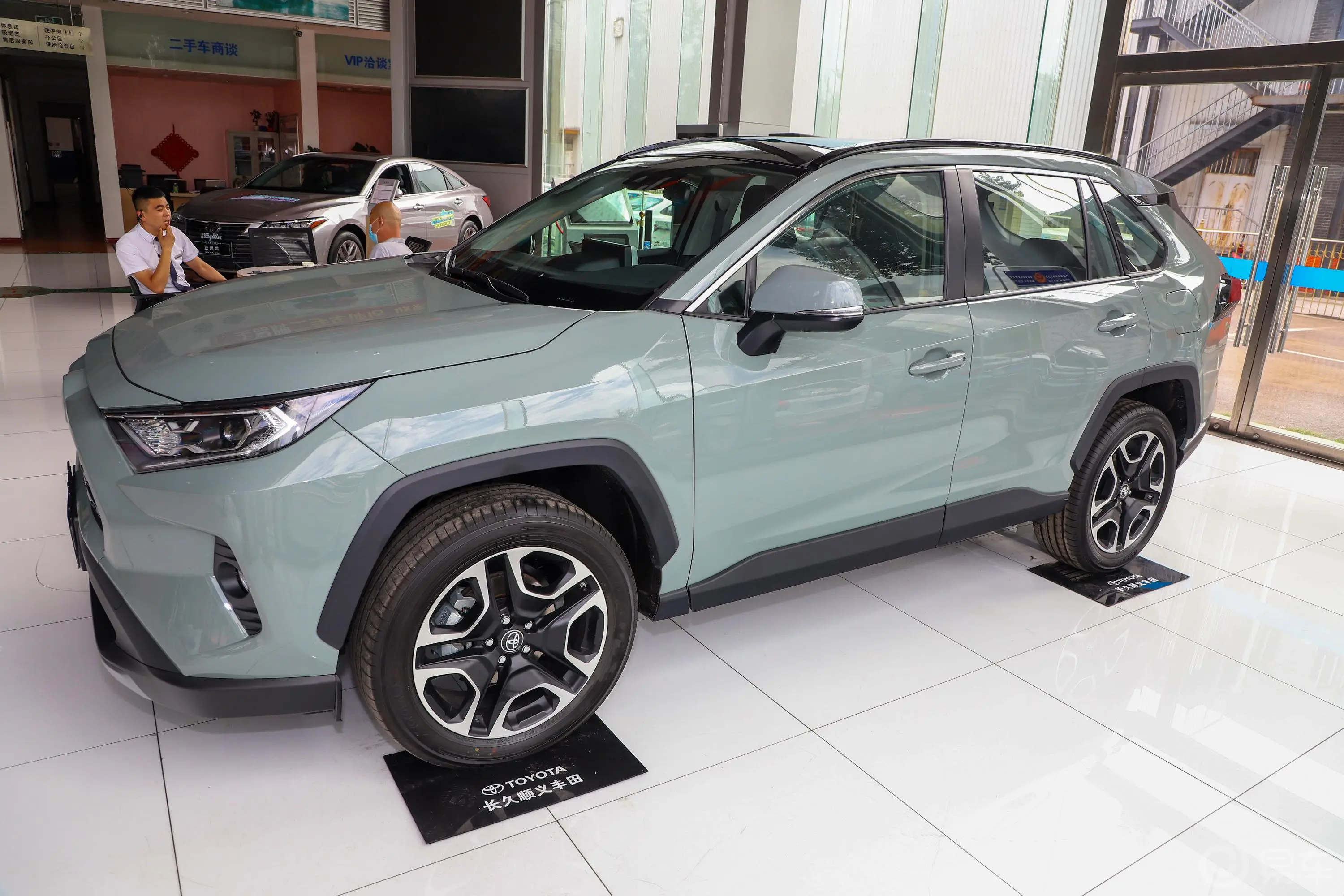 RAV4荣放2.0L CVT 两驱 尊贵版正侧车头向左水平