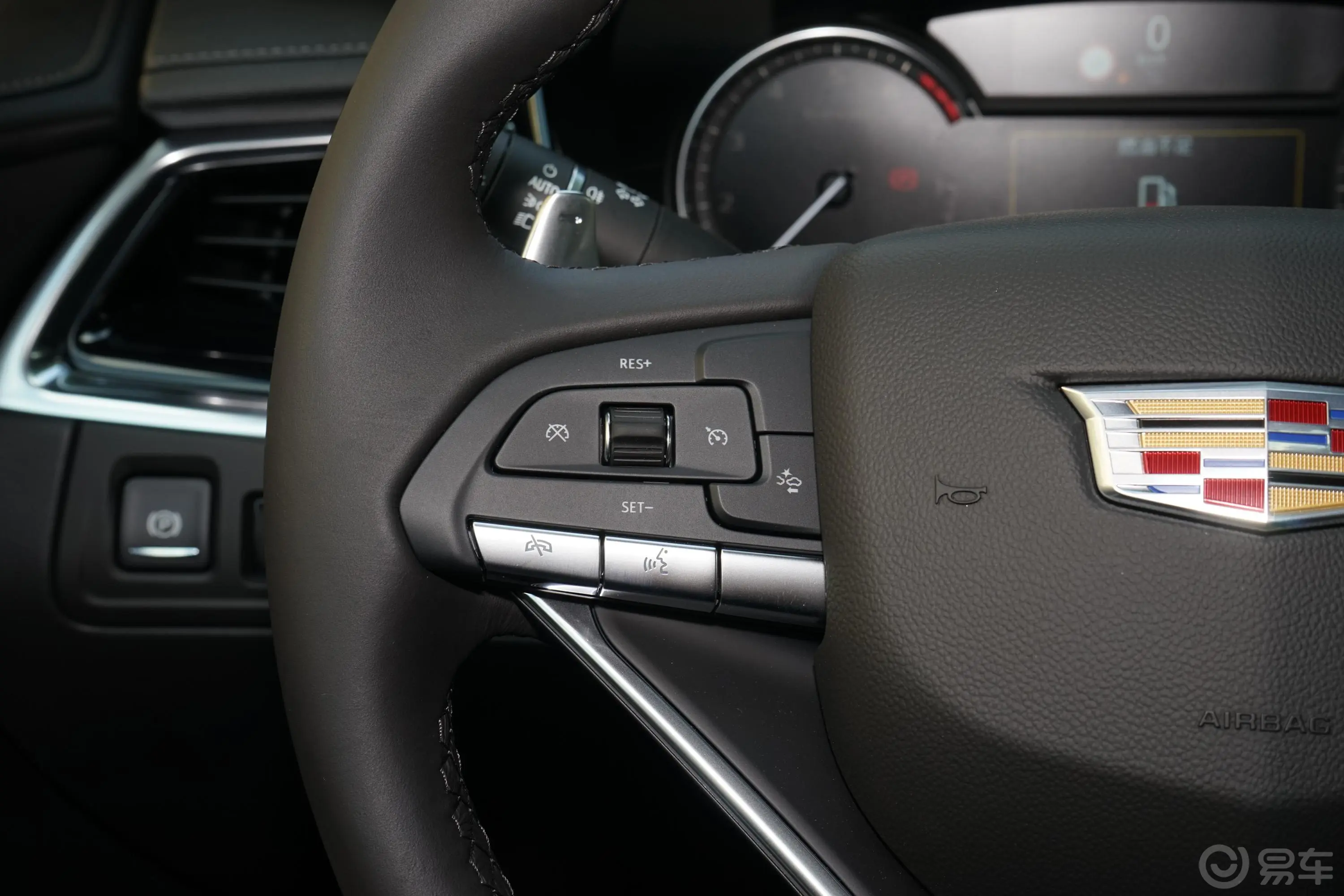 凯迪拉克XT628T 两驱 豪华运动型-至享安全版 6座左侧方向盘功能按键